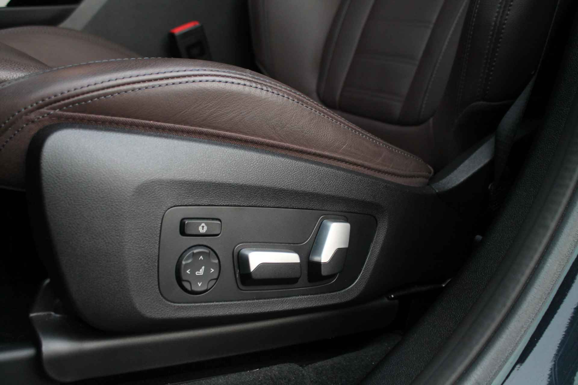 BMW iX3 High Executive / Sportstoelen / Stoelverwarming / M Adaptief onderstel / Live Cockpit Professional / Harman Kardon / Head-Up / Parking Assistant Plus - 19/63