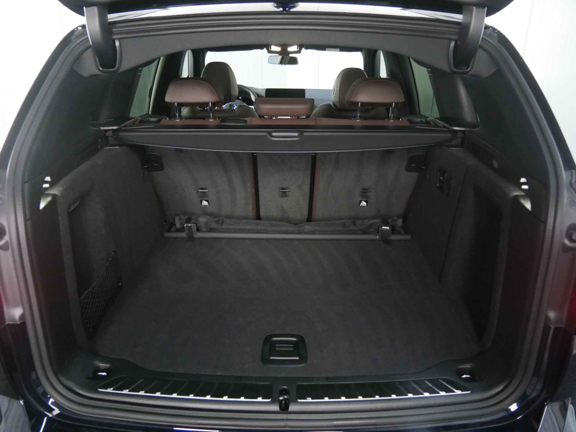 BMW iX3 High Executive / Sportstoelen / Stoelverwarming / M Adaptief onderstel / Live Cockpit Professional / Harman Kardon / Head-Up / Parking Assistant Plus - 33/63