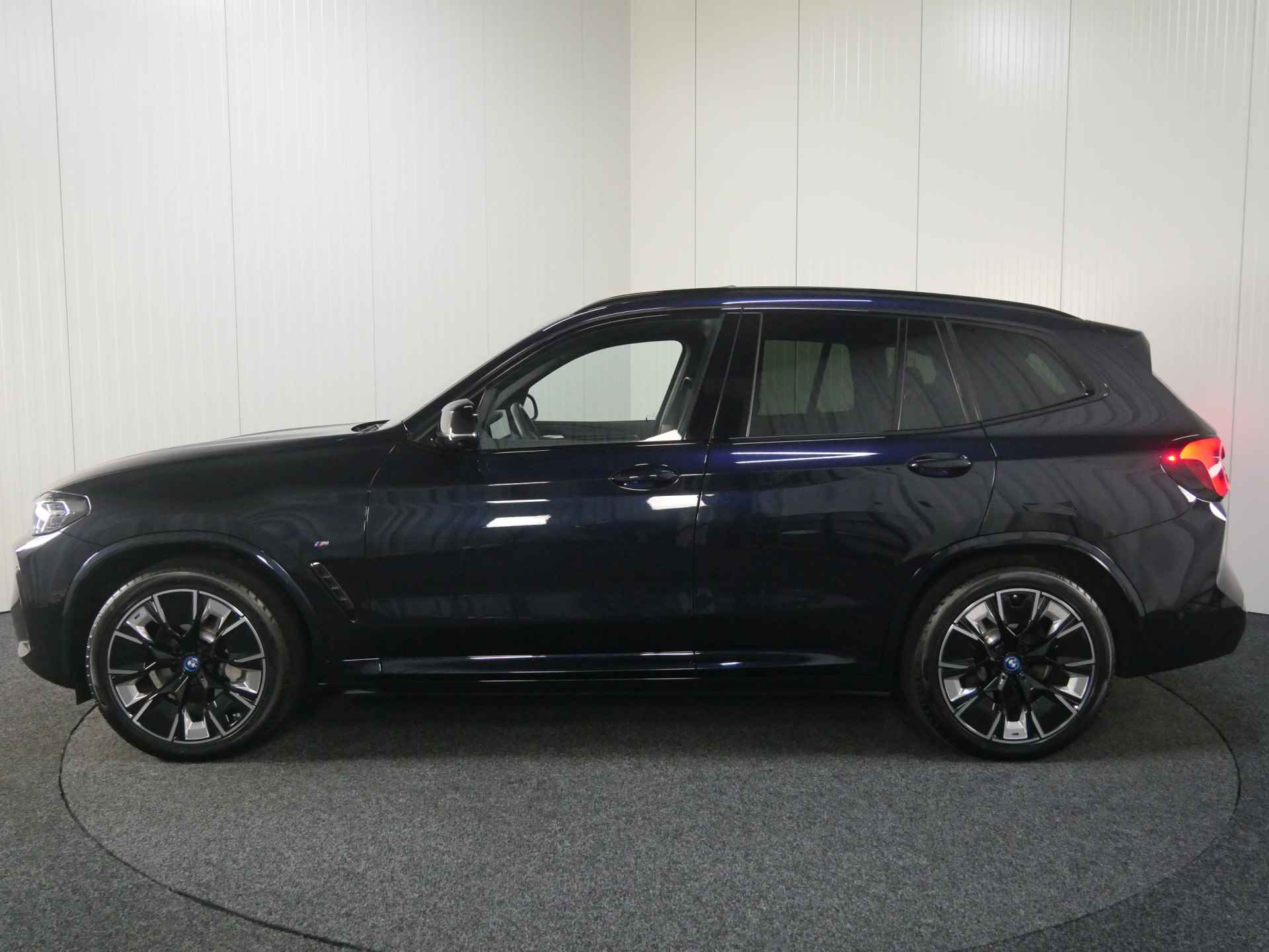 BMW iX3 High Executive / Sportstoelen / Stoelverwarming / M Adaptief onderstel / Live Cockpit Professional / Harman Kardon / Head-Up / Parking Assistant Plus - 35/63