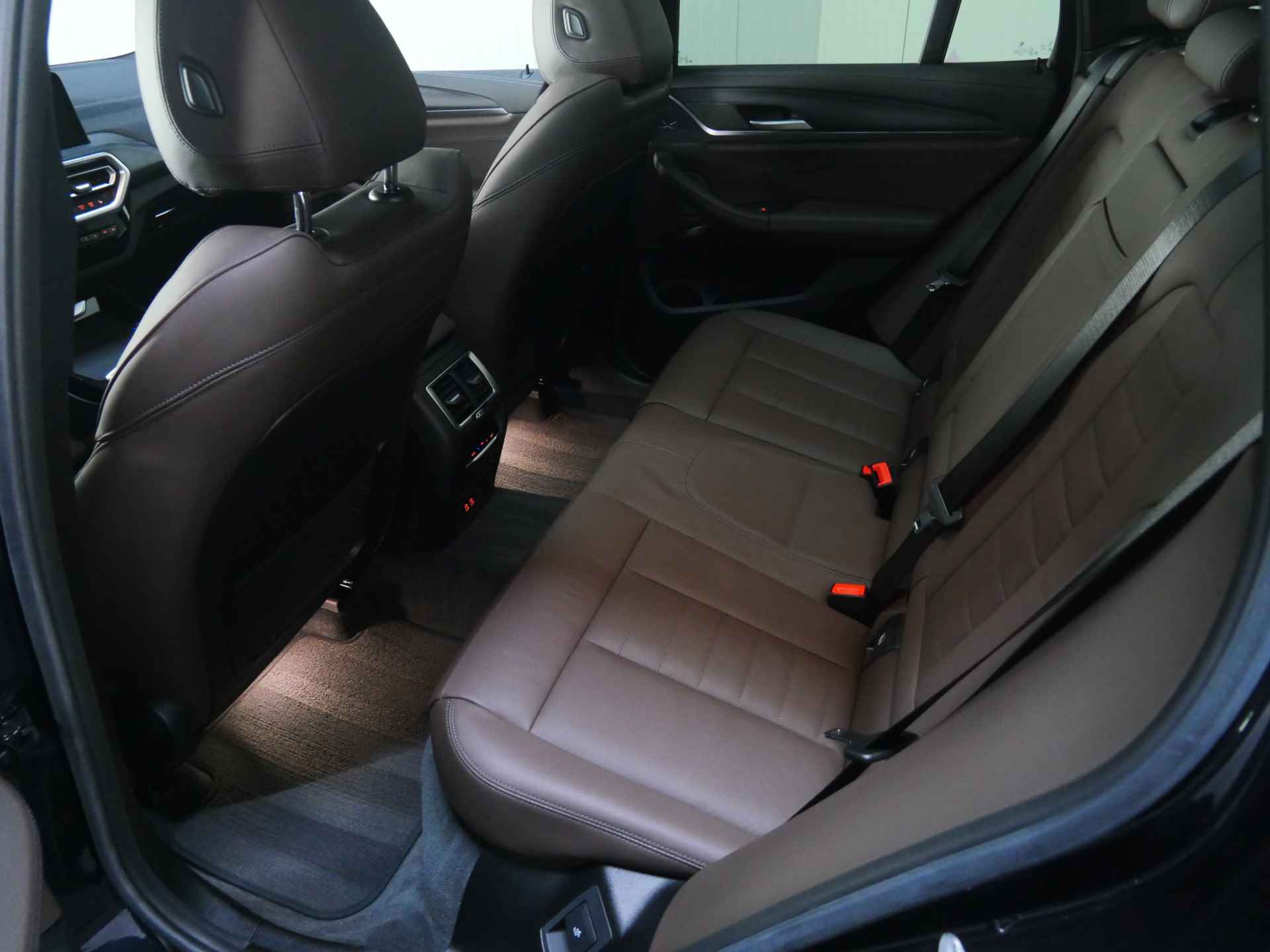 BMW iX3 High Executive / Sportstoelen / Stoelverwarming / M Adaptief onderstel / Live Cockpit Professional / Harman Kardon / Head-Up / Parking Assistant Plus - 38/63