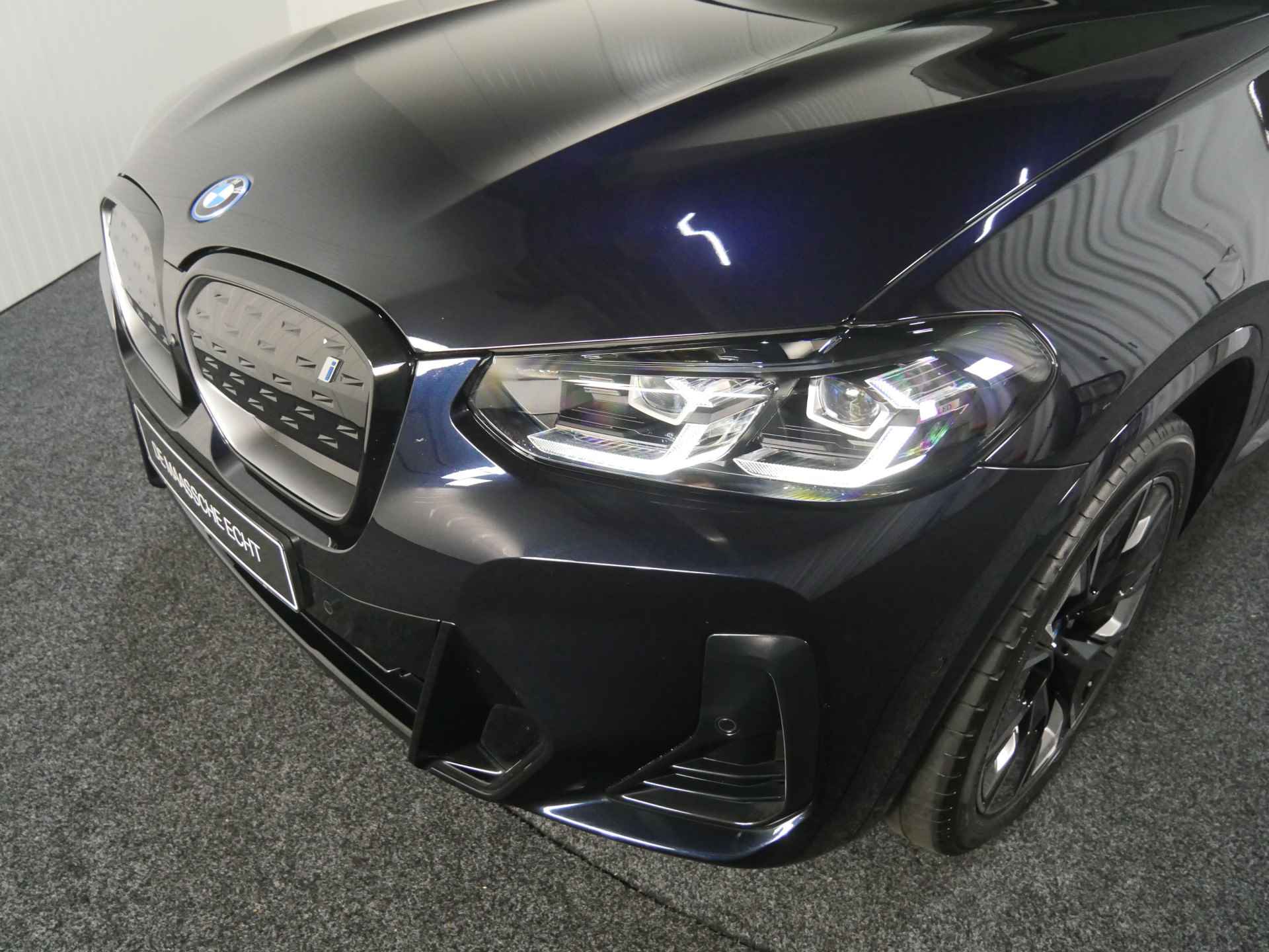 BMW iX3 High Executive / Sportstoelen / Stoelverwarming / M Adaptief onderstel / Live Cockpit Professional / Harman Kardon / Head-Up / Parking Assistant Plus - 44/63