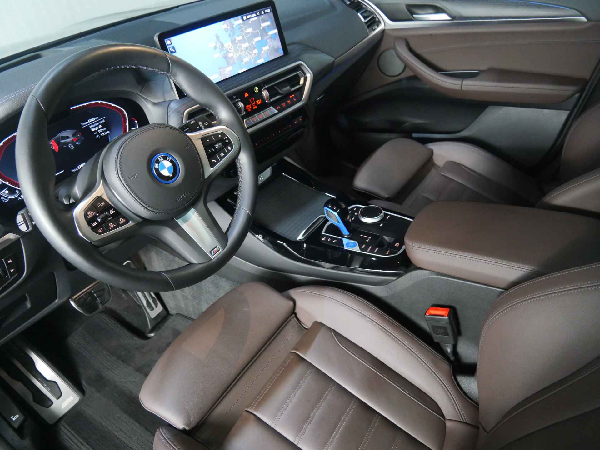 BMW iX3 High Executive / Sportstoelen / Stoelverwarming / M Adaptief onderstel / Live Cockpit Professional / Harman Kardon / Head-Up / Parking Assistant Plus - 49/63