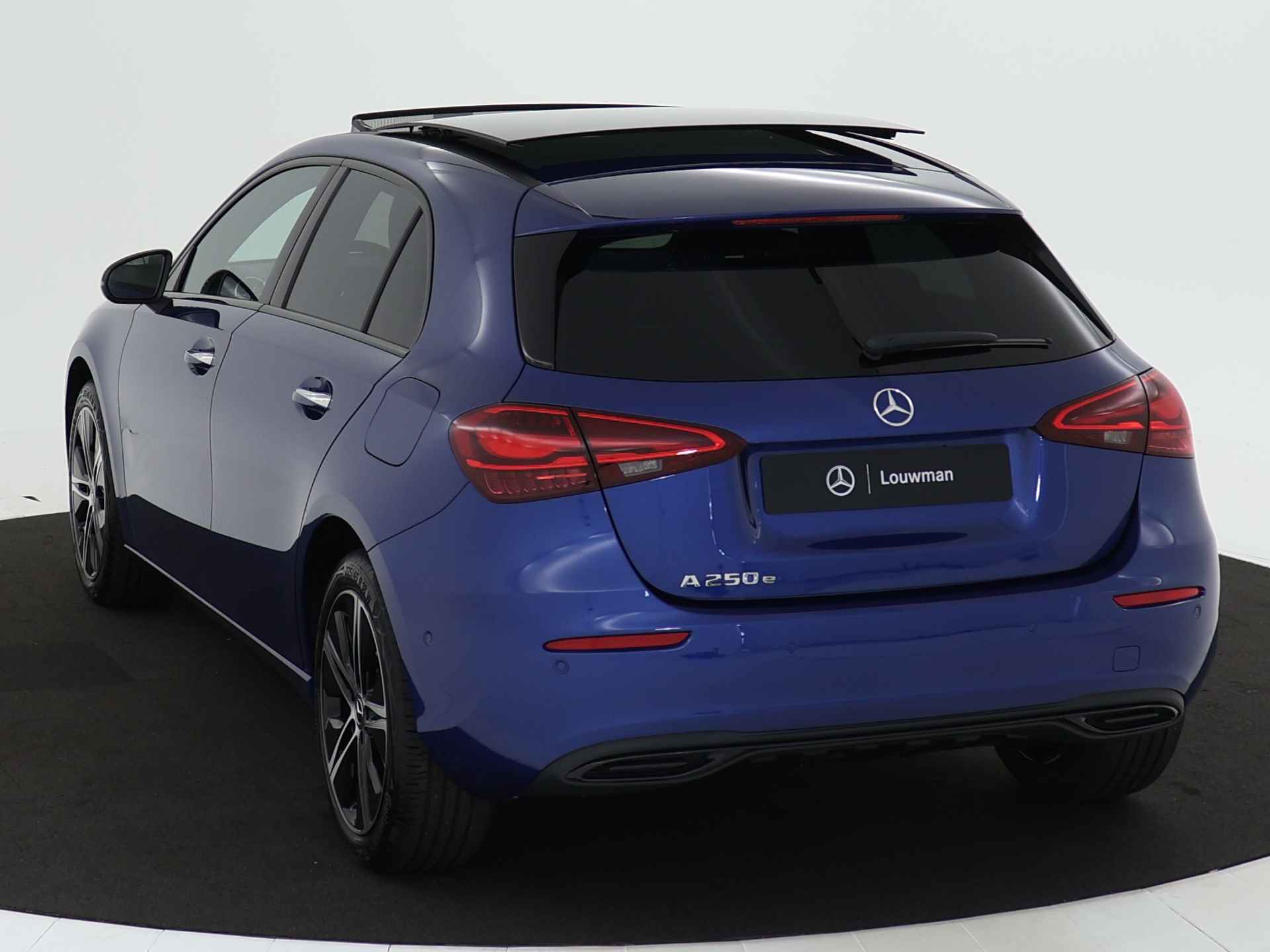 Mercedes-Benz A-Klasse 250 e Star Edition Luxury Line | Nightpakket | Parkeerpakket met achteruitrijcamera | KEYLESS GO | Draadloos oplaadsysteem voor Smartphone | Extra USB-poorten | Dodehoekassistent | 	URBAN GUARD vehicle protection | - 13/39