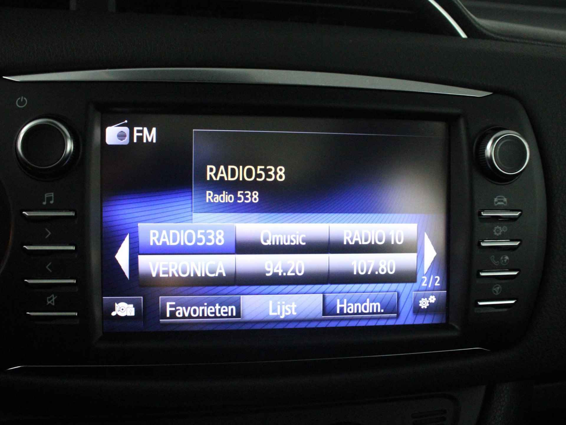 Toyota Yaris 1.5 Hybrid Bi-Tone Plus  | Navi | Clima | Panoramadak | Achteruitrijcamera | LMV | Cruise | Bluetooth | - 9/47