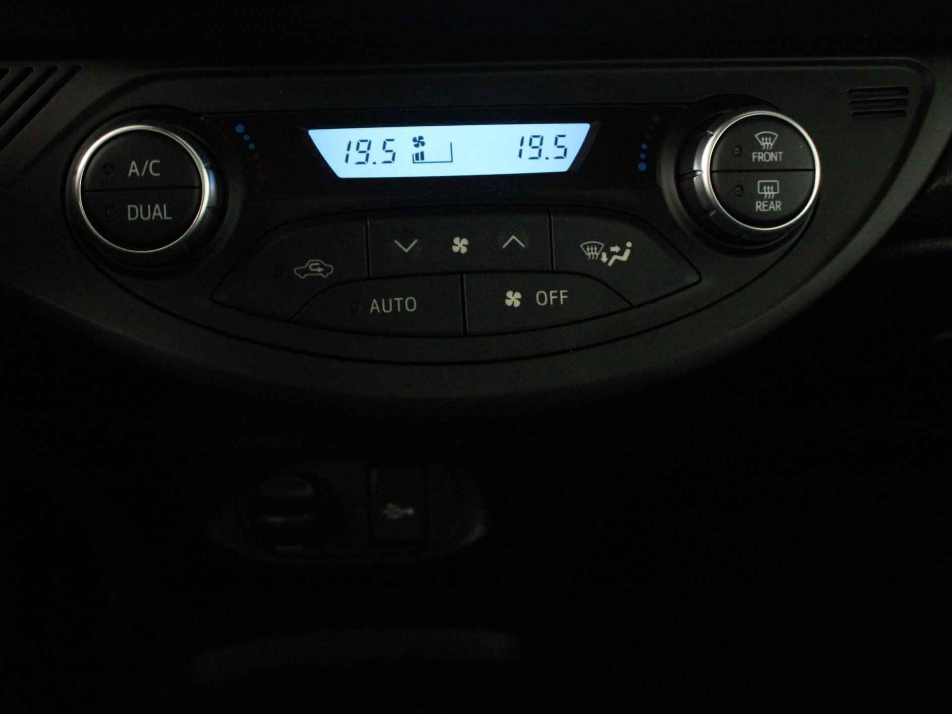 Toyota Yaris 1.5 Hybrid Bi-Tone Plus  | Navi | Clima | Panoramadak | Achteruitrijcamera | LMV | Cruise | Bluetooth | - 14/47