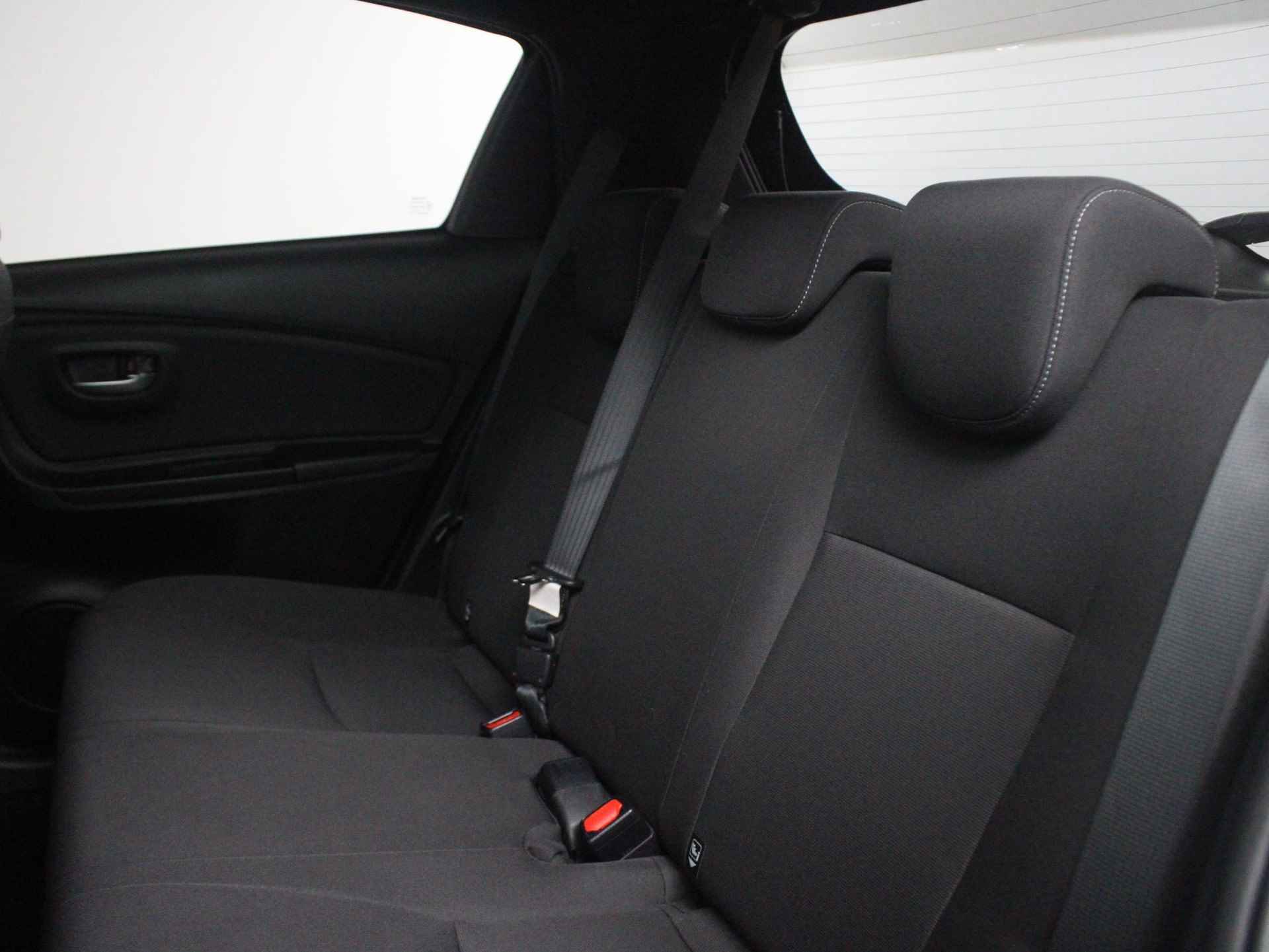 Toyota Yaris 1.5 Hybrid Bi-Tone Plus  | Navi | Clima | Panoramadak | Achteruitrijcamera | LMV | Cruise | Bluetooth | - 19/47