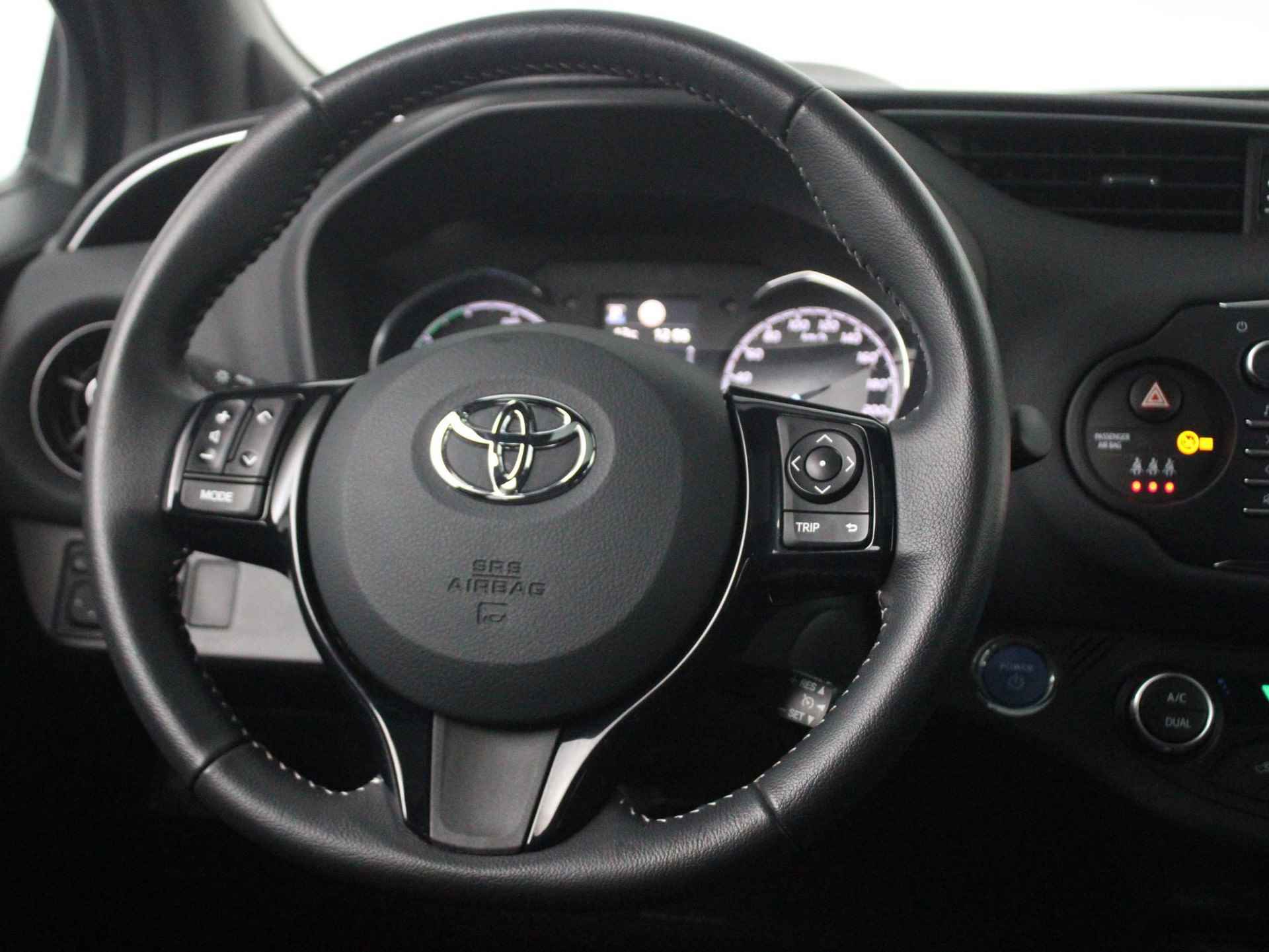 Toyota Yaris 1.5 Hybrid Bi-Tone Plus  | Navi | Clima | Panoramadak | Achteruitrijcamera | LMV | Cruise | Bluetooth | - 22/47