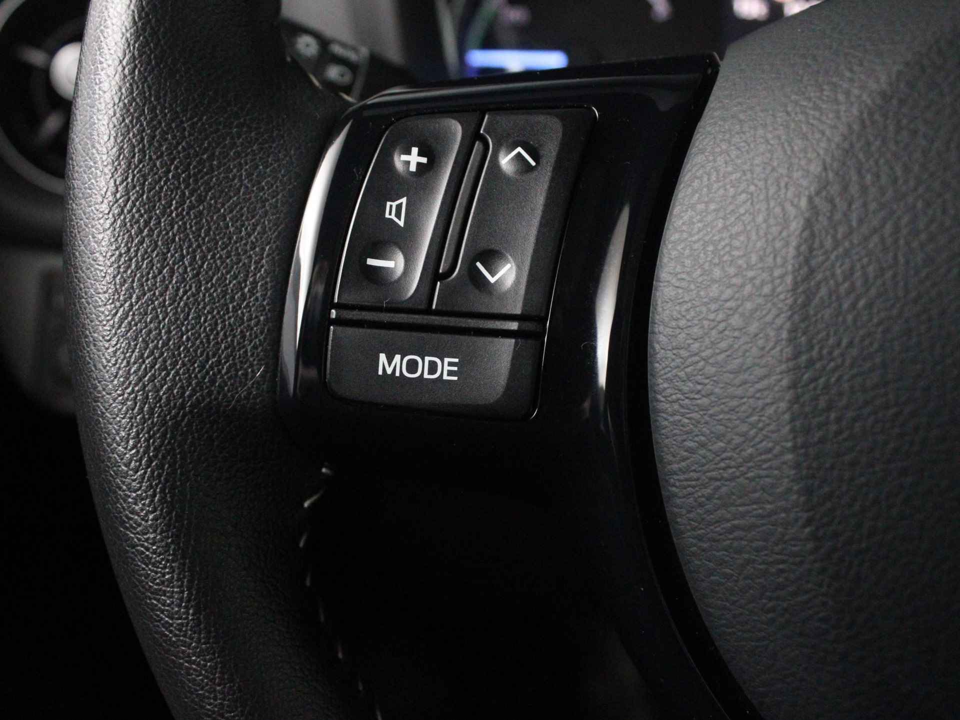 Toyota Yaris 1.5 Hybrid Bi-Tone Plus  | Navi | Clima | Panoramadak | Achteruitrijcamera | LMV | Cruise | Bluetooth | - 24/47