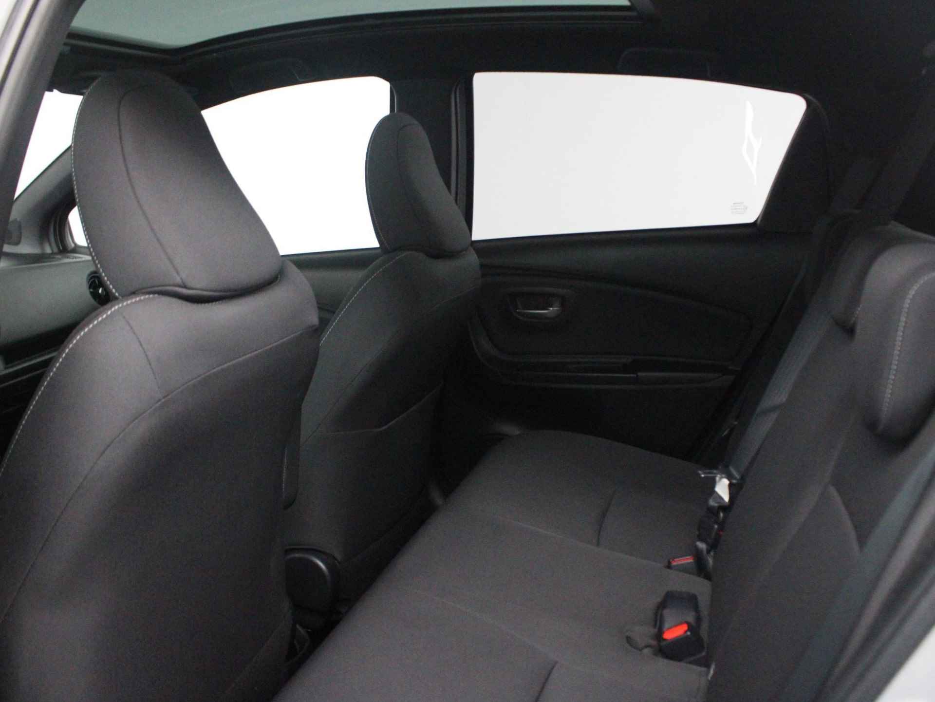 Toyota Yaris 1.5 Hybrid Bi-Tone Plus  | Navi | Clima | Panoramadak | Achteruitrijcamera | LMV | Cruise | Bluetooth | - 30/47