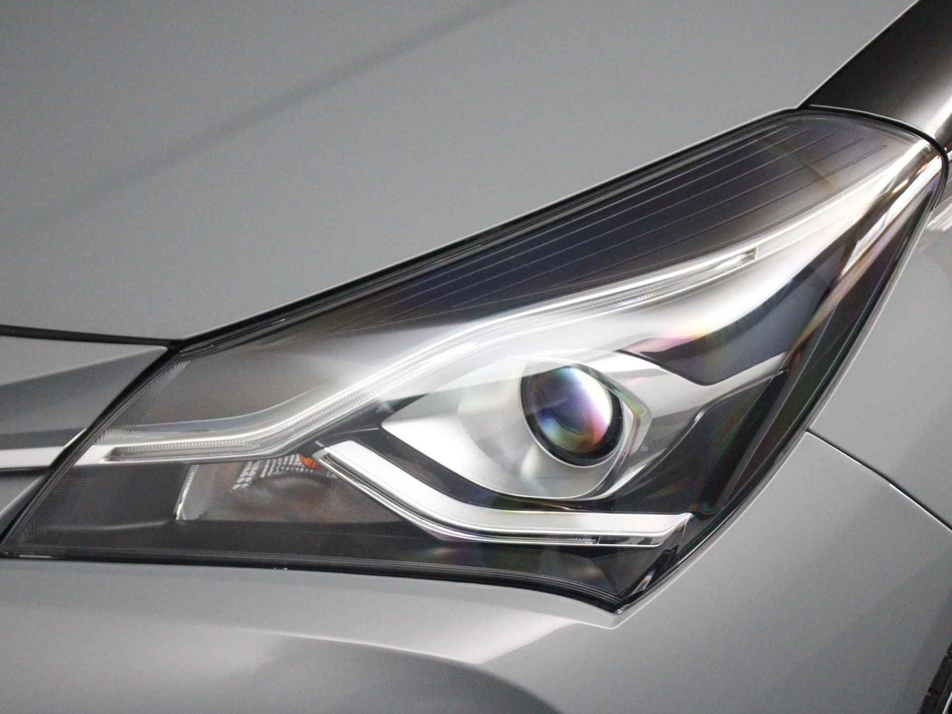 Toyota Yaris 1.5 Hybrid Bi-Tone Plus  | Navi | Clima | Panoramadak | Achteruitrijcamera | LMV | Cruise | Bluetooth | - 32/47