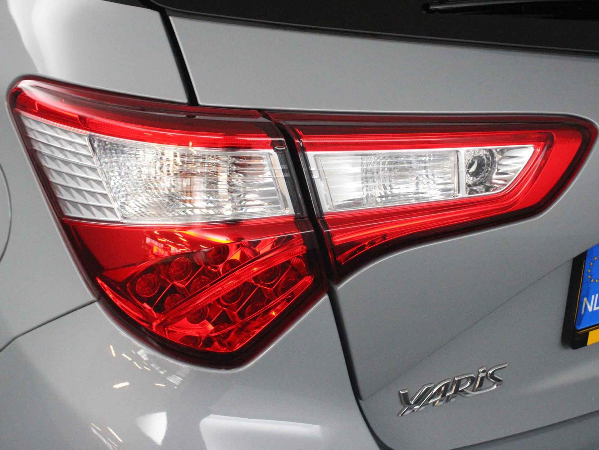 Toyota Yaris 1.5 Hybrid Bi-Tone Plus  | Navi | Clima | Panoramadak | Achteruitrijcamera | LMV | Cruise | Bluetooth | - 37/47