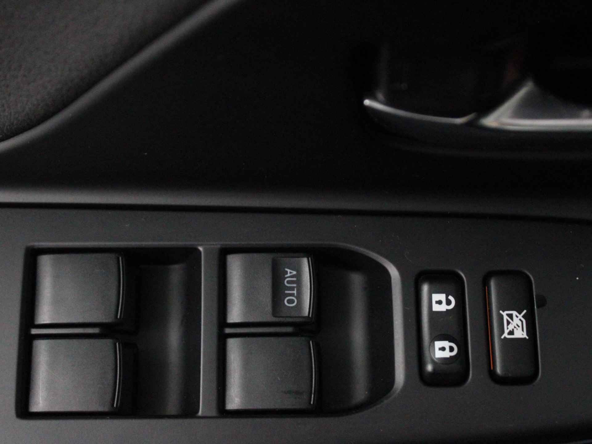 Toyota Yaris 1.5 Hybrid Bi-Tone Plus  | Navi | Clima | Panoramadak | Achteruitrijcamera | LMV | Cruise | Bluetooth | - 44/47