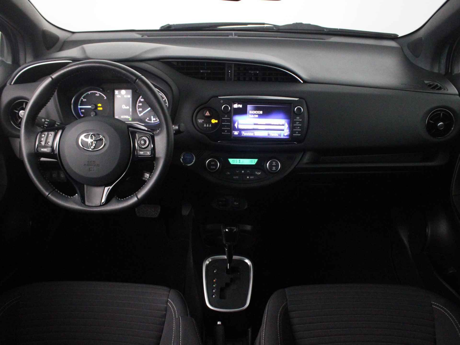 Toyota Yaris 1.5 Hybrid Bi-Tone Plus  | Navi | Clima | Panoramadak | Achteruitrijcamera | LMV | Cruise | Bluetooth | - 45/47