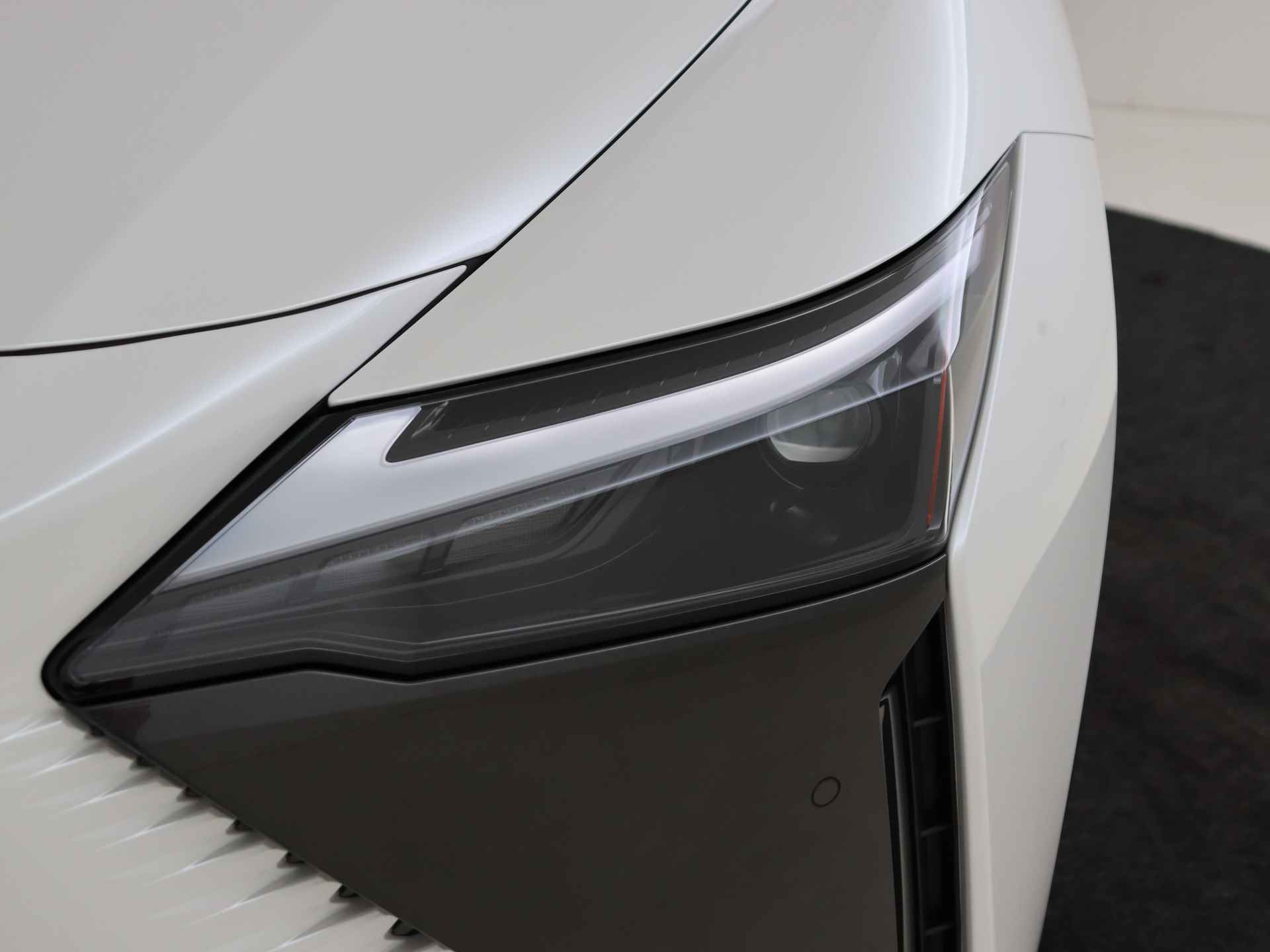 Lexus RZ 450e Comfort Line | 20" inch LM velgen | 14" inch touchscreen | Lexus Safety System+ | - 35/41