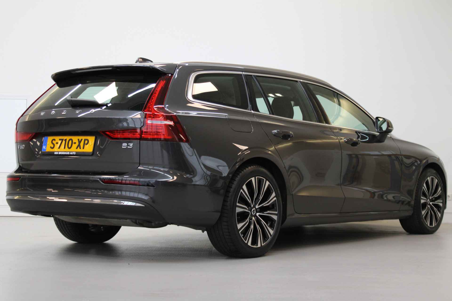 Volvo V60 B3 163PK Plus Bright | Trekhaak | 360º view | Adapt Led | HK Audio | Voorruitverw - 3/58