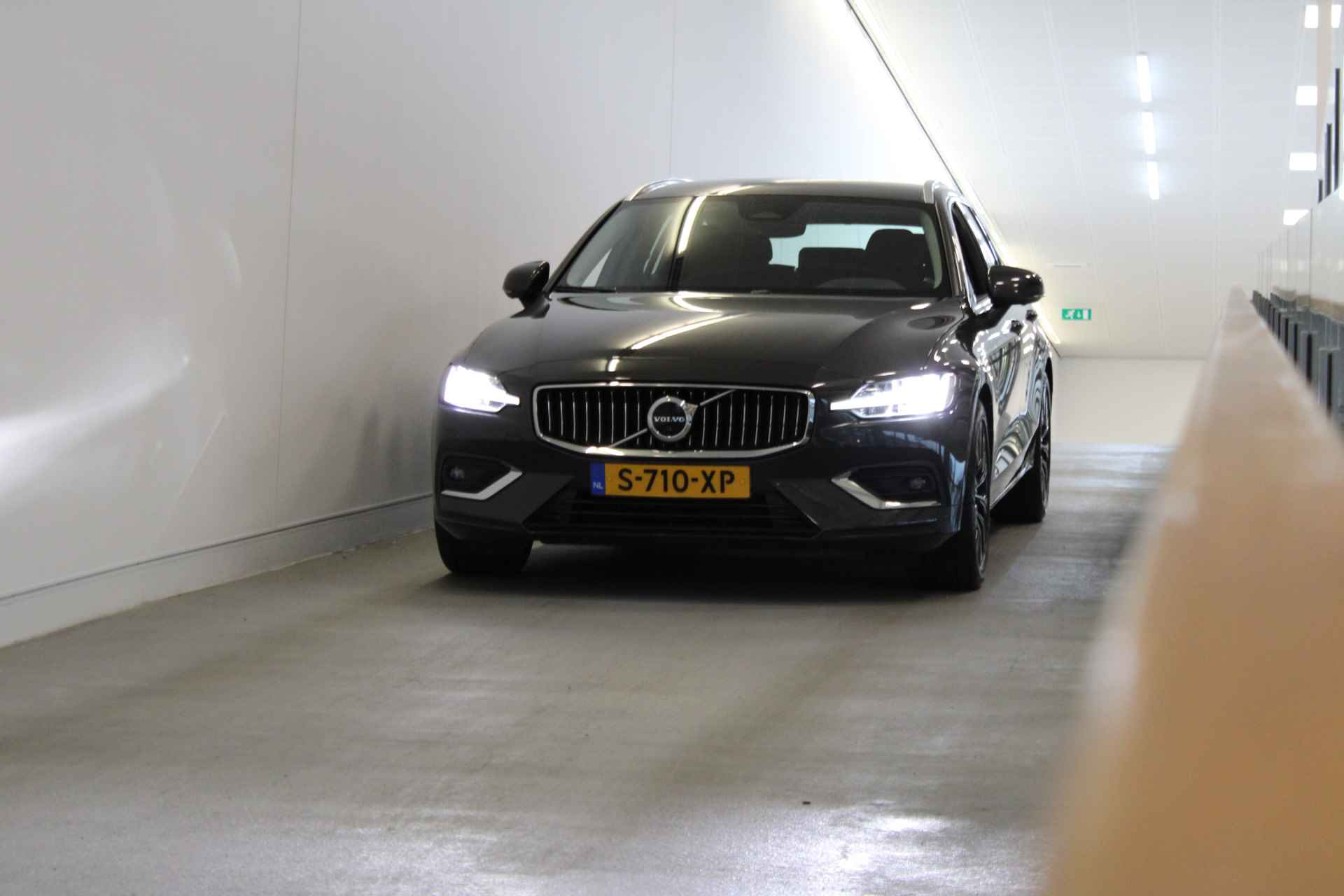 Volvo V60 B3 163PK Plus Bright | Trekhaak | 360º view | Adapt Led | HK Audio | Voorruitverw - 58/58