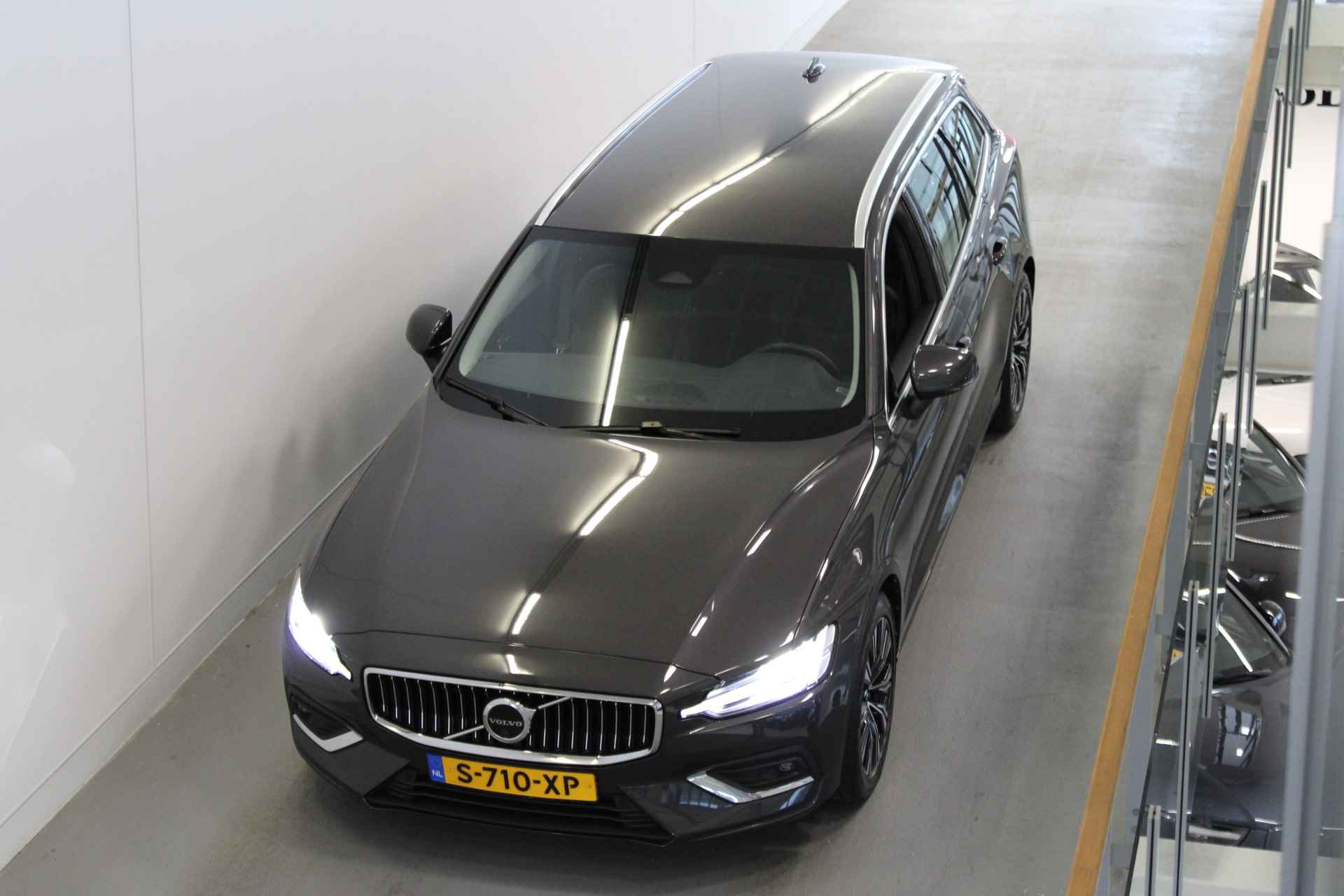 Volvo V60 B3 163PK Plus Bright | Trekhaak | 360º view | Adapt Led | HK Audio | Voorruitverw - 20/58