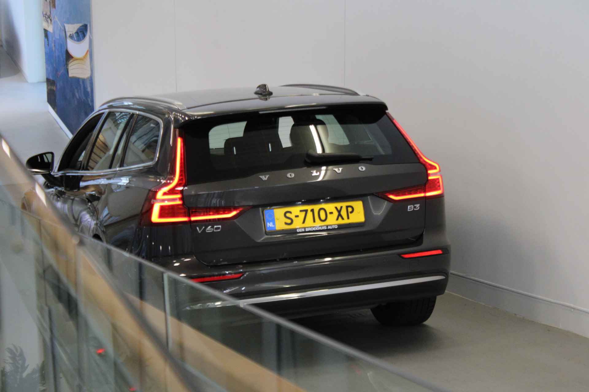 Volvo V60 B3 163PK Plus Bright | Trekhaak | 360º view | Adapt Led | HK Audio | Voorruitverw - 57/58