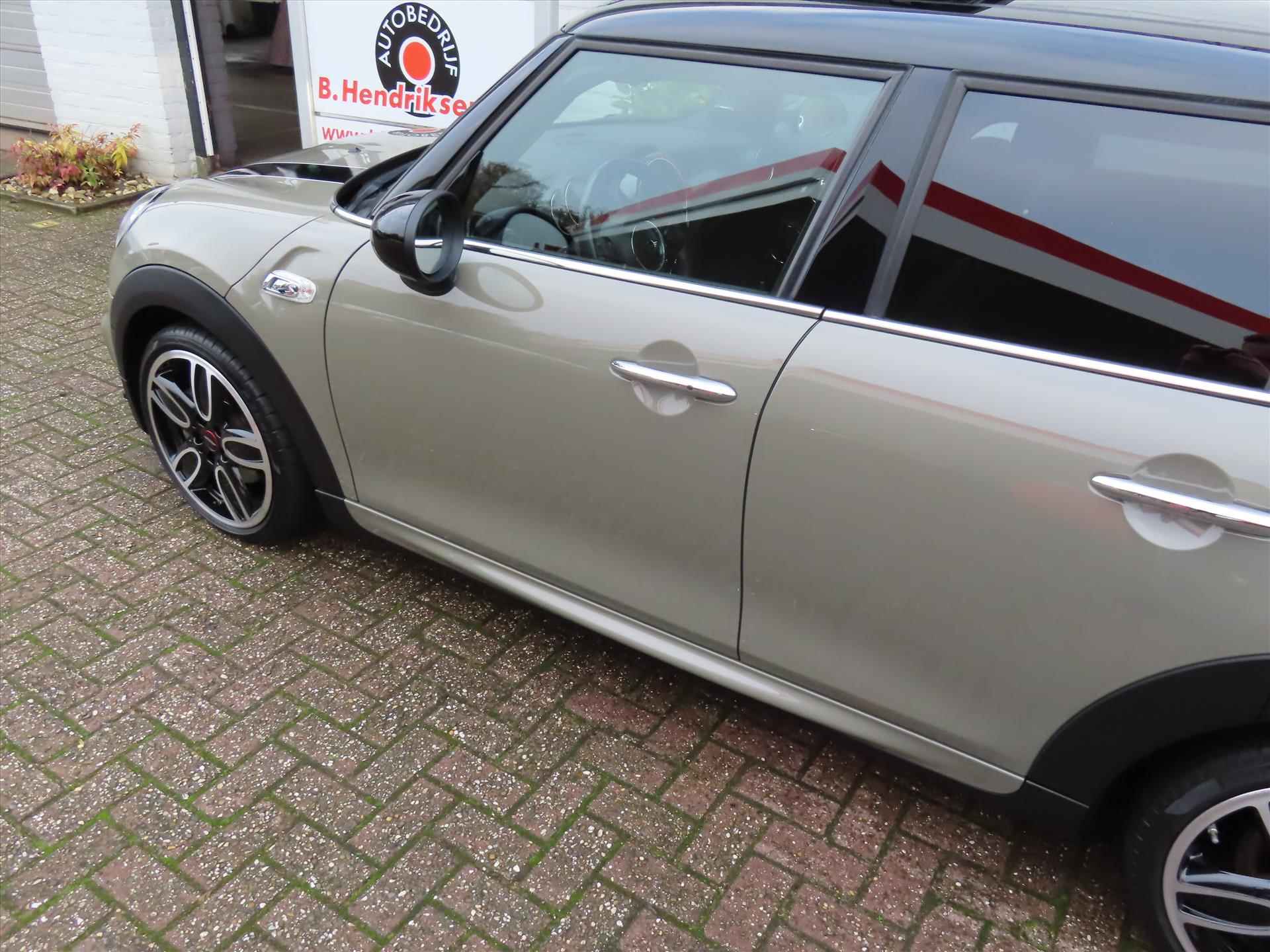 Mini Mini 5-Deurs (f55) 2.0 192pk Aut Cooper S Knightsbridge Edition/ Panoramadak/ Keyless entry/ lederen bekleding/ Harman & Kardon sound/ Camera achter/ Origineel NL/ NAP - 44/48