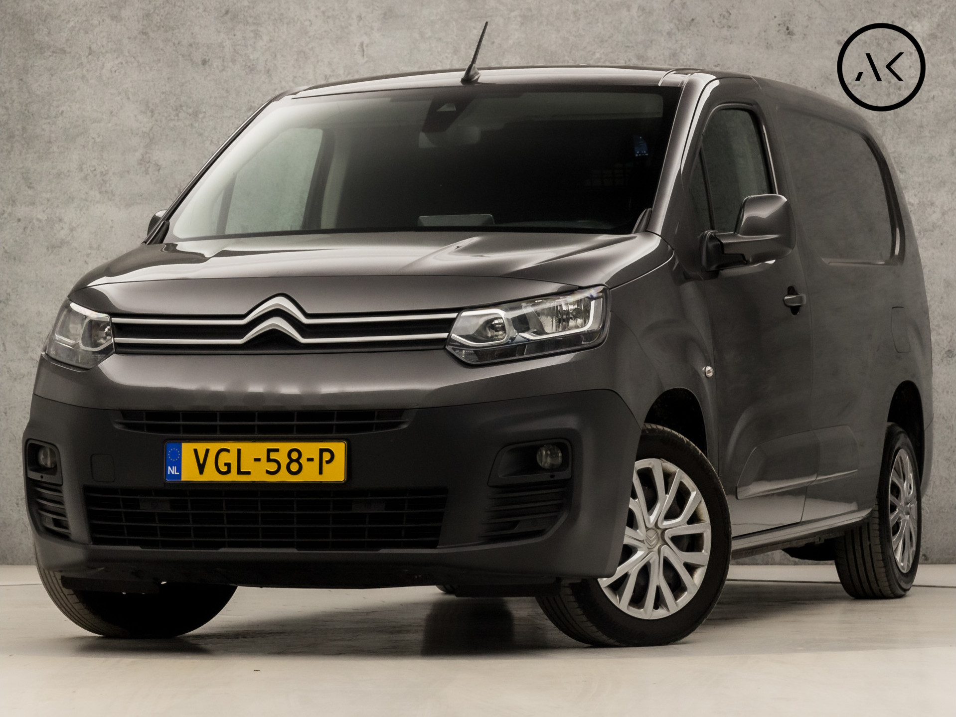 Citroën Berlingo 1.5 BlueHDI Club XL Automaat (MARGE, GROOT NAVI, APPLE CARPLAY, CRUISE, AIRCO, ELEK PAKKET, ARMSTEUN, SPORTSTOELEN, PARKEERSENSOREN, STUURWIEL MULTIFUNCTIONEEL, NIEUWE APK, NIEUWSTAAT)