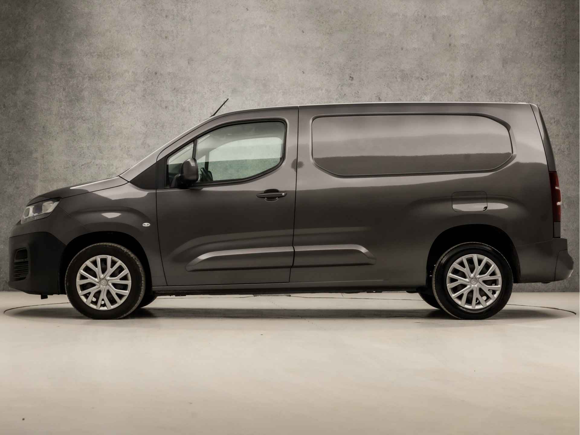 Citroën Berlingo 1.5 BlueHDI Club XL Automaat (MARGE, GROOT NAVI, APPLE CARPLAY, CRUISE, AIRCO, ELEK PAKKET, ARMSTEUN, SPORTSTOELEN, PARKEERSENSOREN, STUURWIEL MULTIFUNCTIONEEL, NIEUWE APK, NIEUWSTAAT) - 2/30