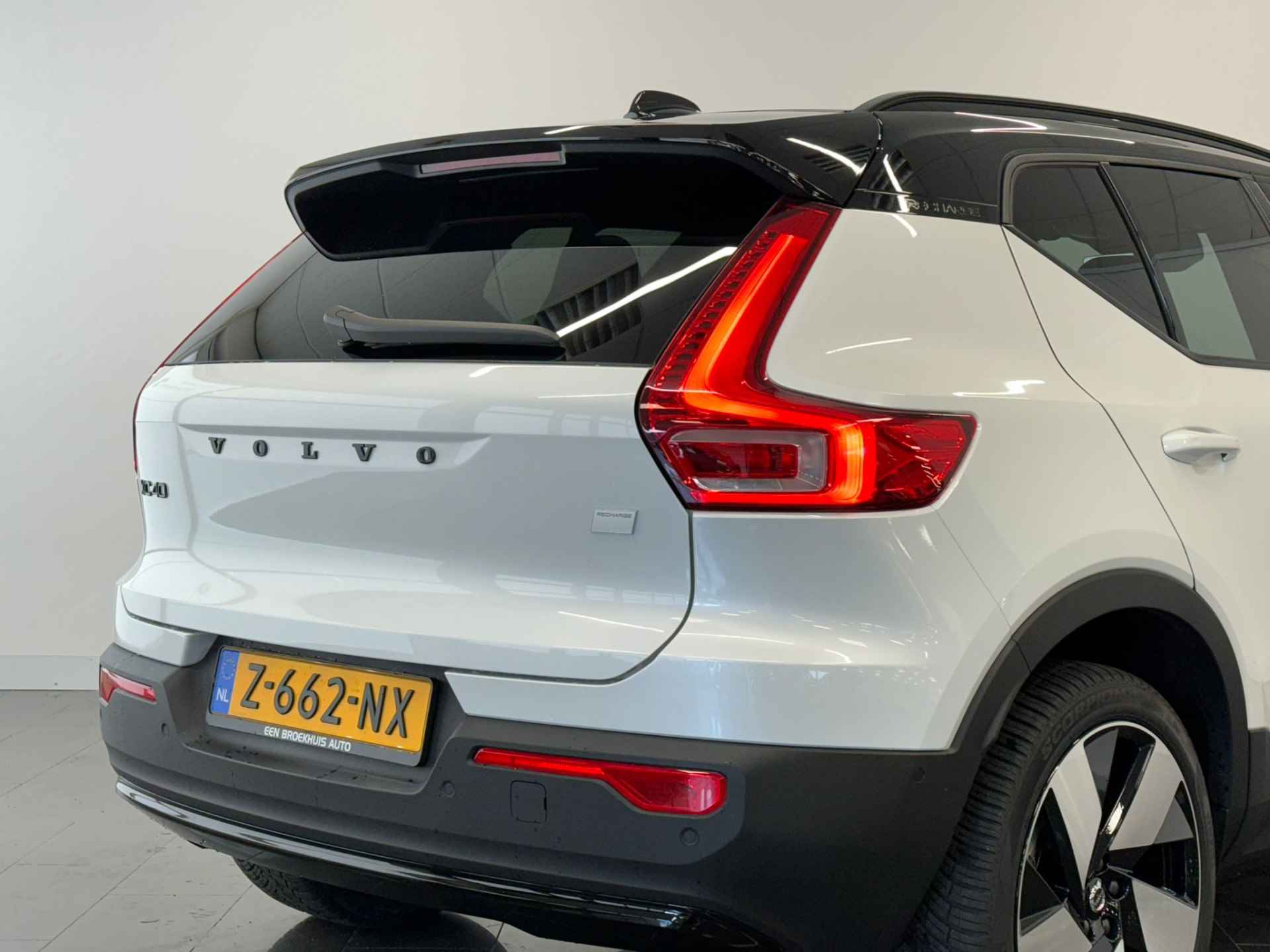 Volvo XC40 Single Motor Extended Range Ultimate 82 kWh | Panoramadak | 360o Camera | 20" wielen | Zwarte logo's | Getint glas | Alcantara s - 42/50