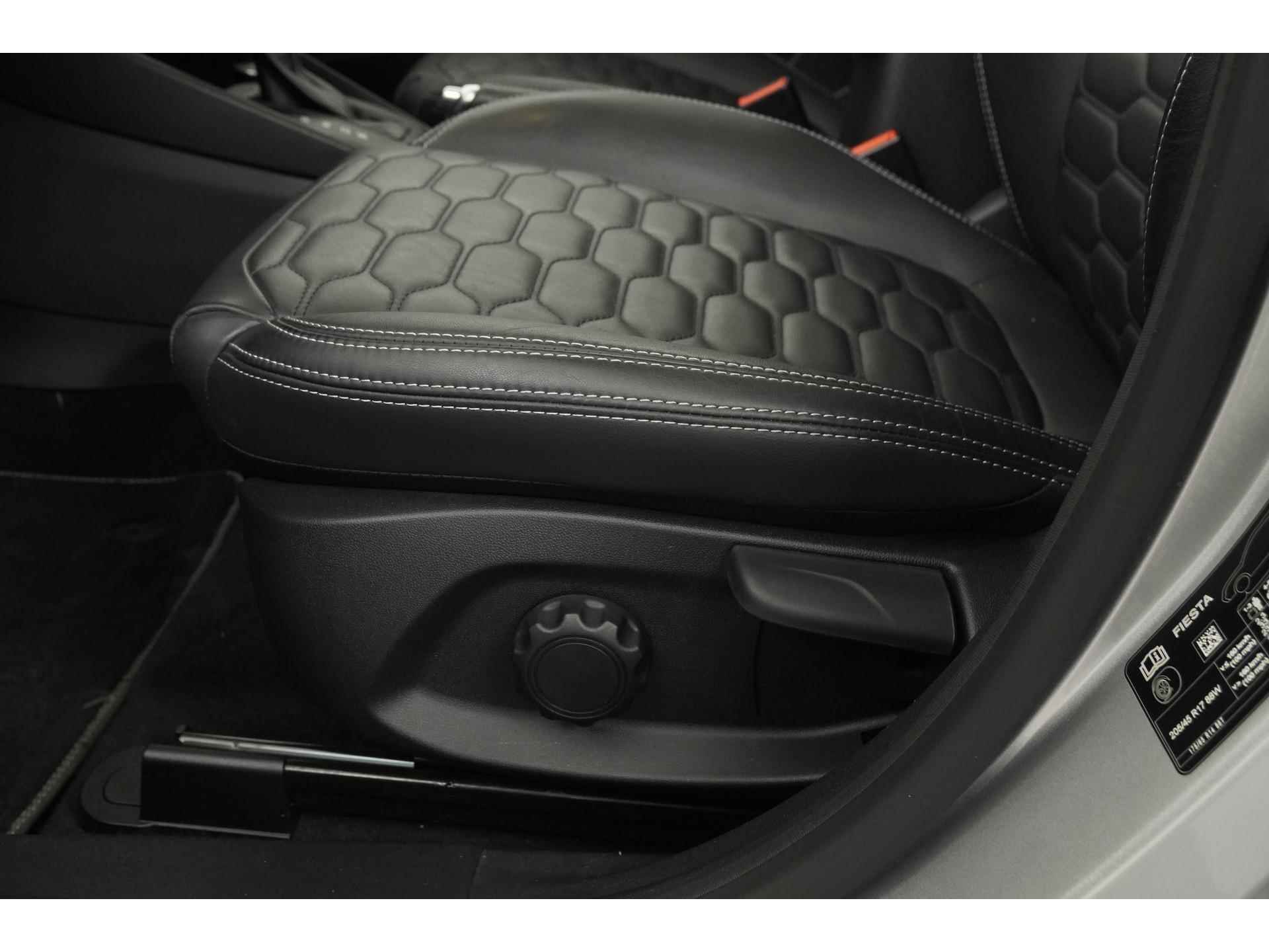 Ford Fiesta 1.0 EcoBoost Vignale Automaat | Panoramadak | Leder | Zondag Open! - 29/45