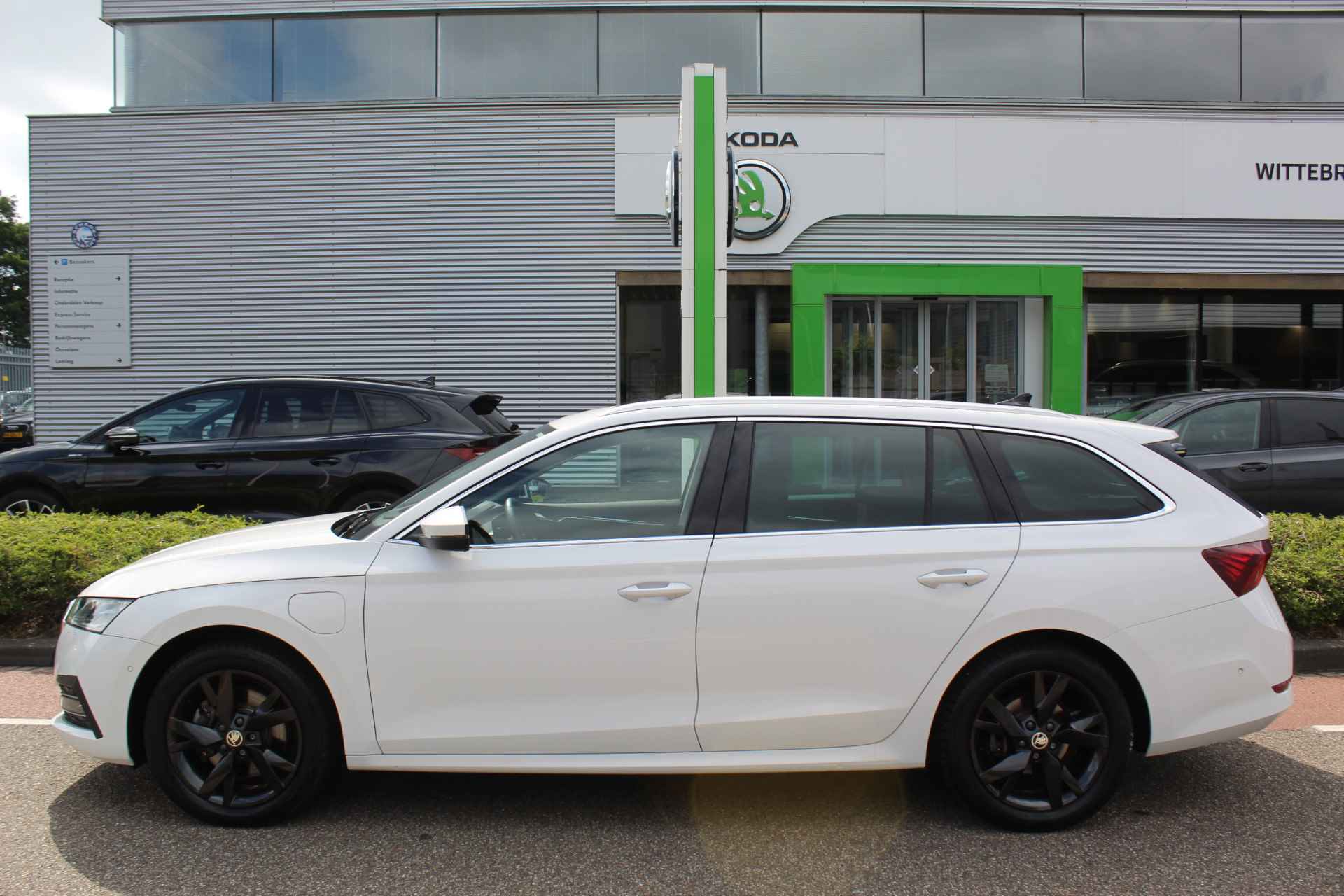 Škoda Octavia Combi 1.4 TSI iV PHEV 204PK Style / Panoramadak / 18" LMV / LED Matrix / Memory Seats / Digitale Cockpit / Stuur en Stoelverwarming V+A / Standkachel / Navi / Camera / Keyless / Head-Up Display - 5/35