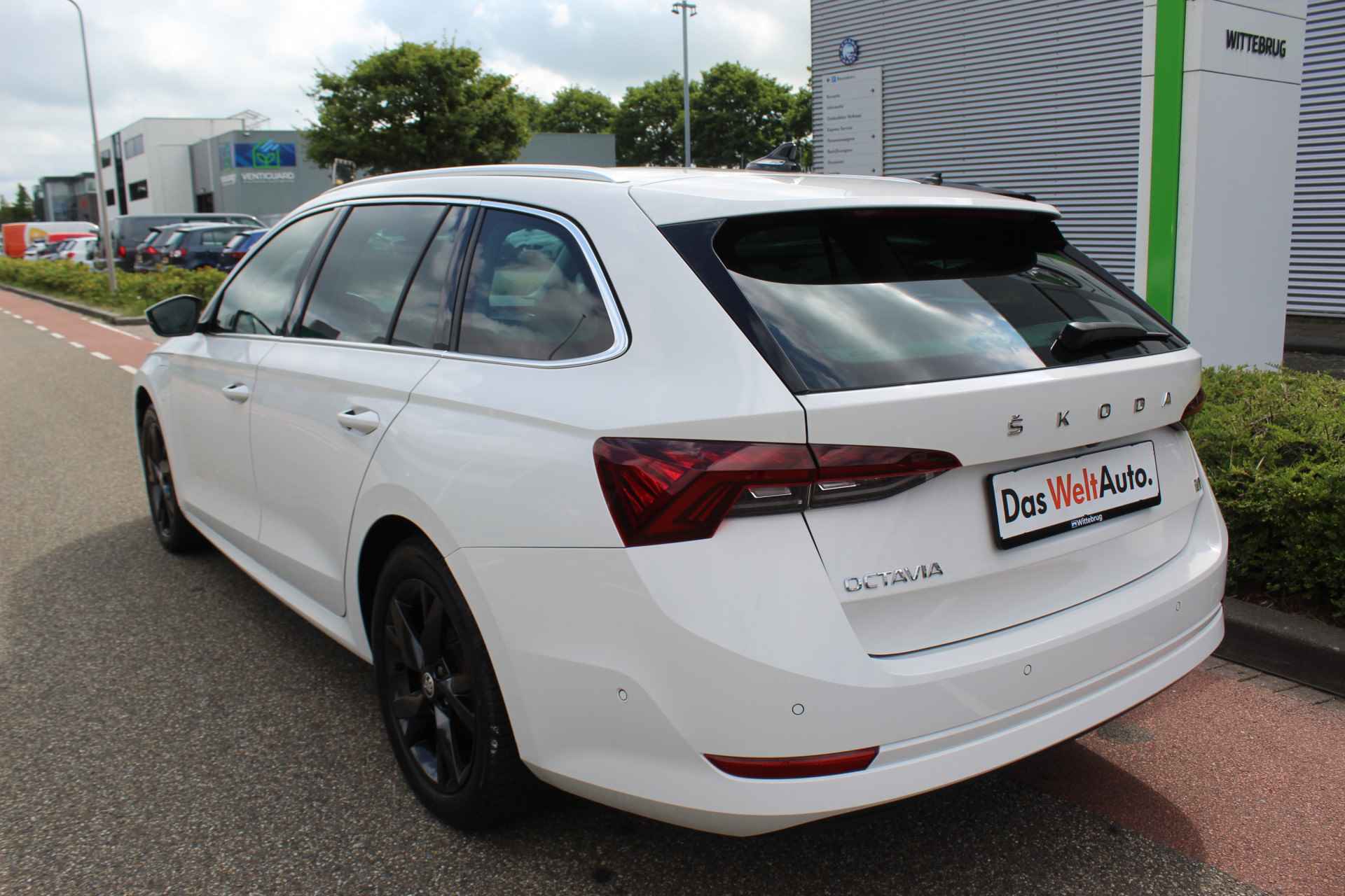 Škoda Octavia Combi 1.4 TSI iV PHEV 204PK Style / Panoramadak / 18" LMV / LED Matrix / Memory Seats / Digitale Cockpit / Stuur en Stoelverwarming V+A / Standkachel / Navi / Camera / Keyless / Head-Up Display - 6/35