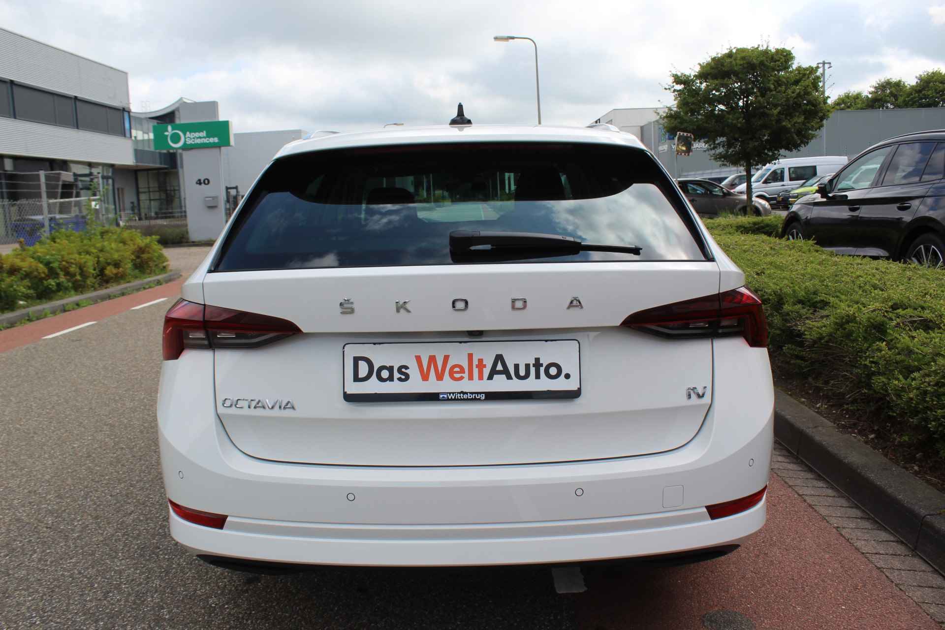 Škoda Octavia Combi 1.4 TSI iV PHEV 204PK Style / Panoramadak / 18" LMV / LED Matrix / Memory Seats / Digitale Cockpit / Stuur en Stoelverwarming V+A / Standkachel / Navi / Camera / Keyless / Head-Up Display - 7/35