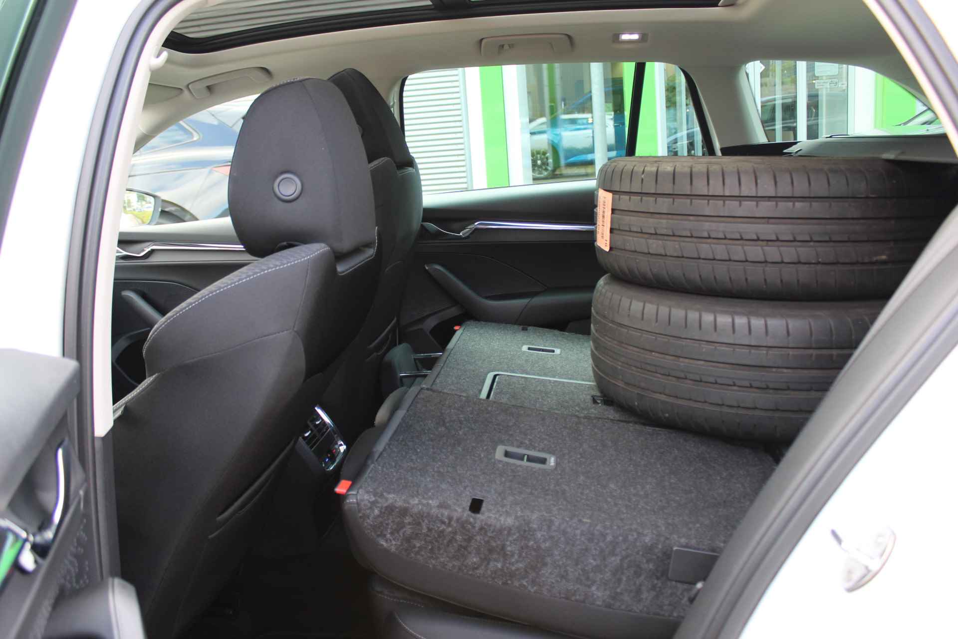 Škoda Octavia Combi 1.4 TSI iV PHEV 204PK Style / Panoramadak / 18" LMV / LED Matrix / Memory Seats / Digitale Cockpit / Stuur en Stoelverwarming V+A / Standkachel / Navi / Camera / Keyless / Head-Up Display - 16/35