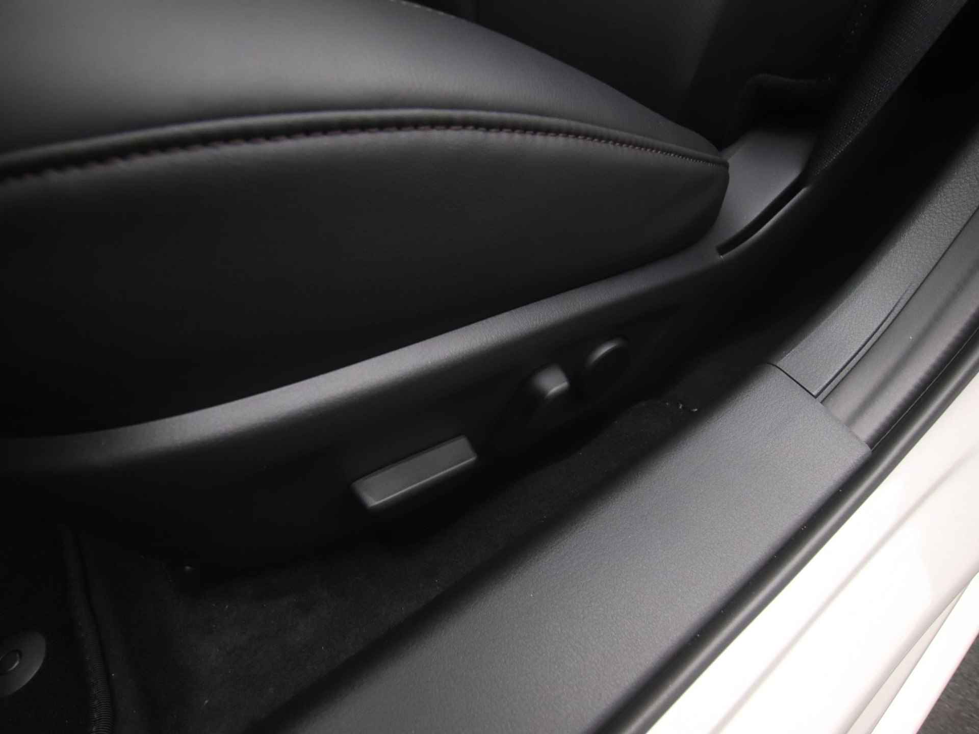 Mazda 3 2.0 e-SkyActiv-X Luxury i-Activesense automaat met Sunroof en aero pack | demo voordeel - 15/48