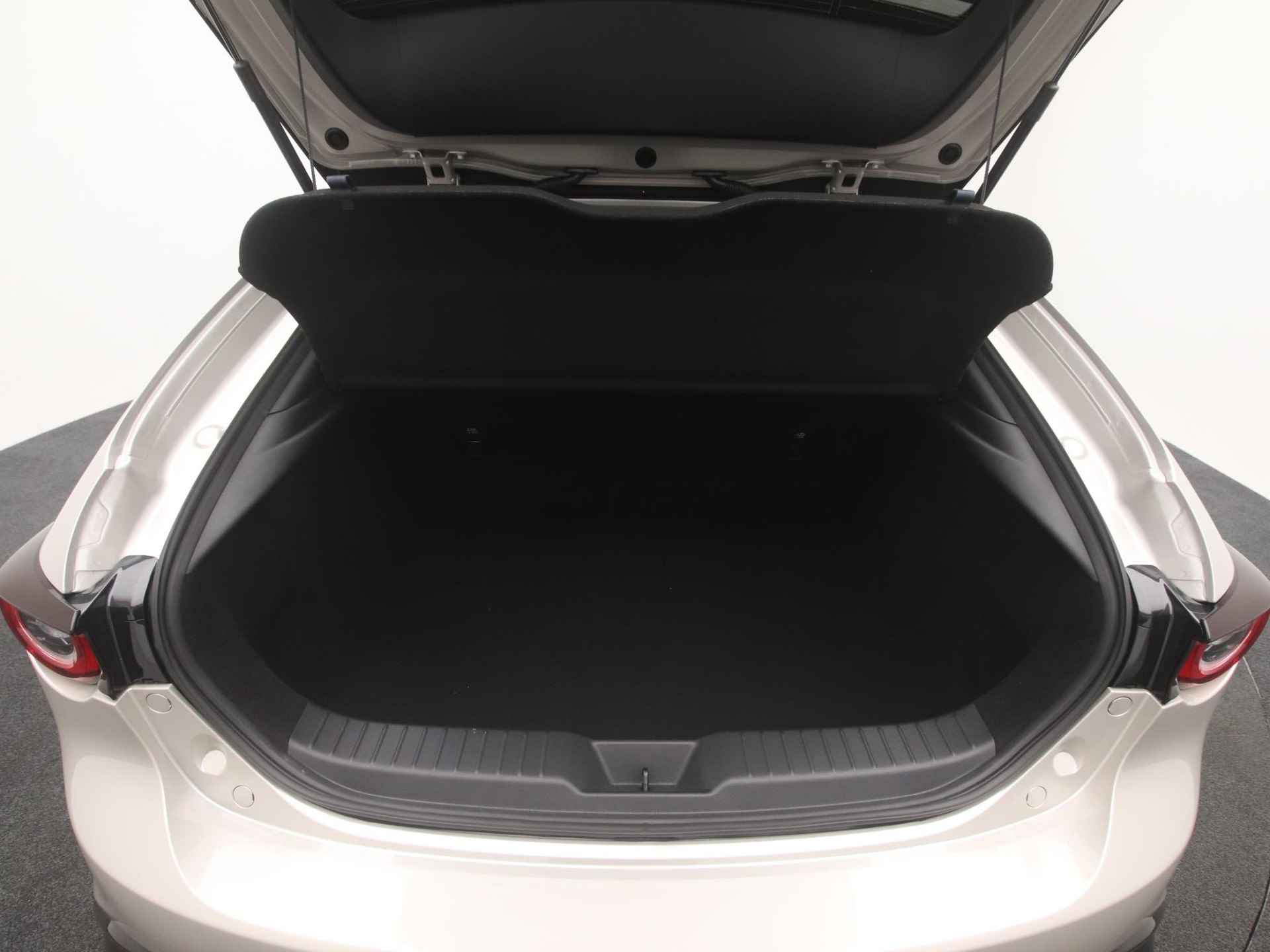 Mazda 3 2.0 e-SkyActiv-X Luxury i-Activesense automaat met Sunroof en aero pack | demo voordeel - 18/48
