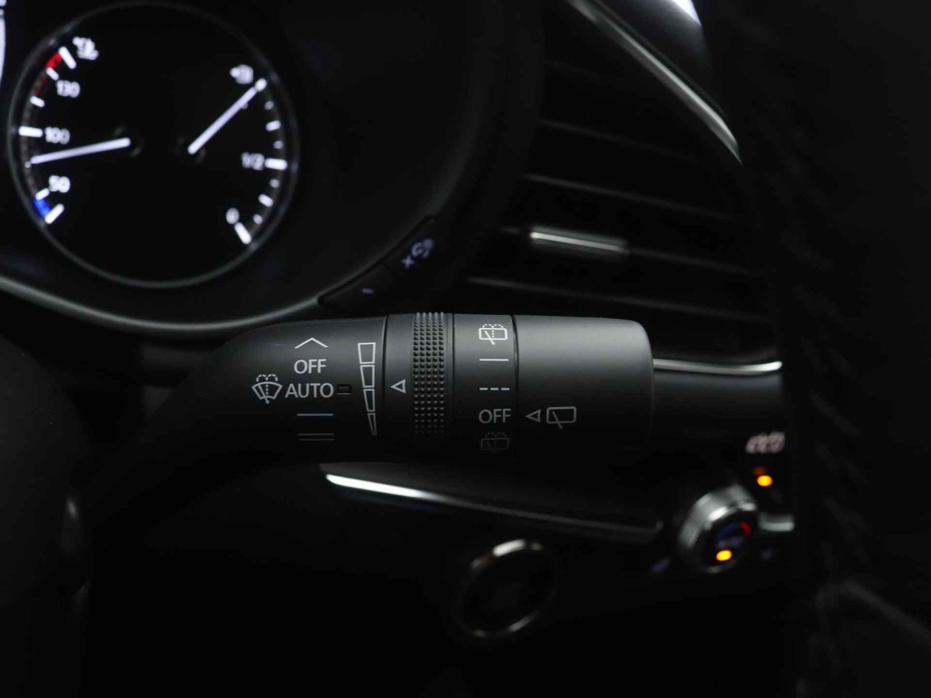 Mazda 3 2.0 e-SkyActiv-X Luxury i-Activesense automaat met Sunroof en aero pack | demo voordeel - 28/48