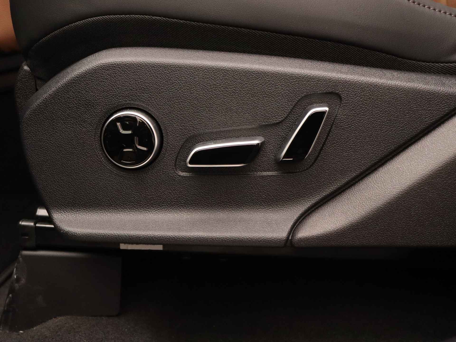 BYD TANG AWD Executive 86 kWh | €10.000 Voorraad Voordeel! Direct Rijden! | Adaptive cruise control | Keyless entry | Panoramadak | Bruin Leder | - 30/48