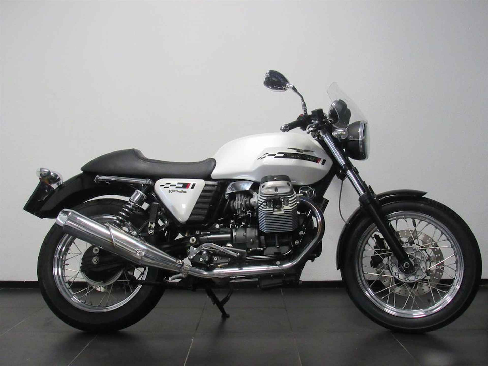 Moto Guzzi V7 CAFE CLASSIC - 1/15