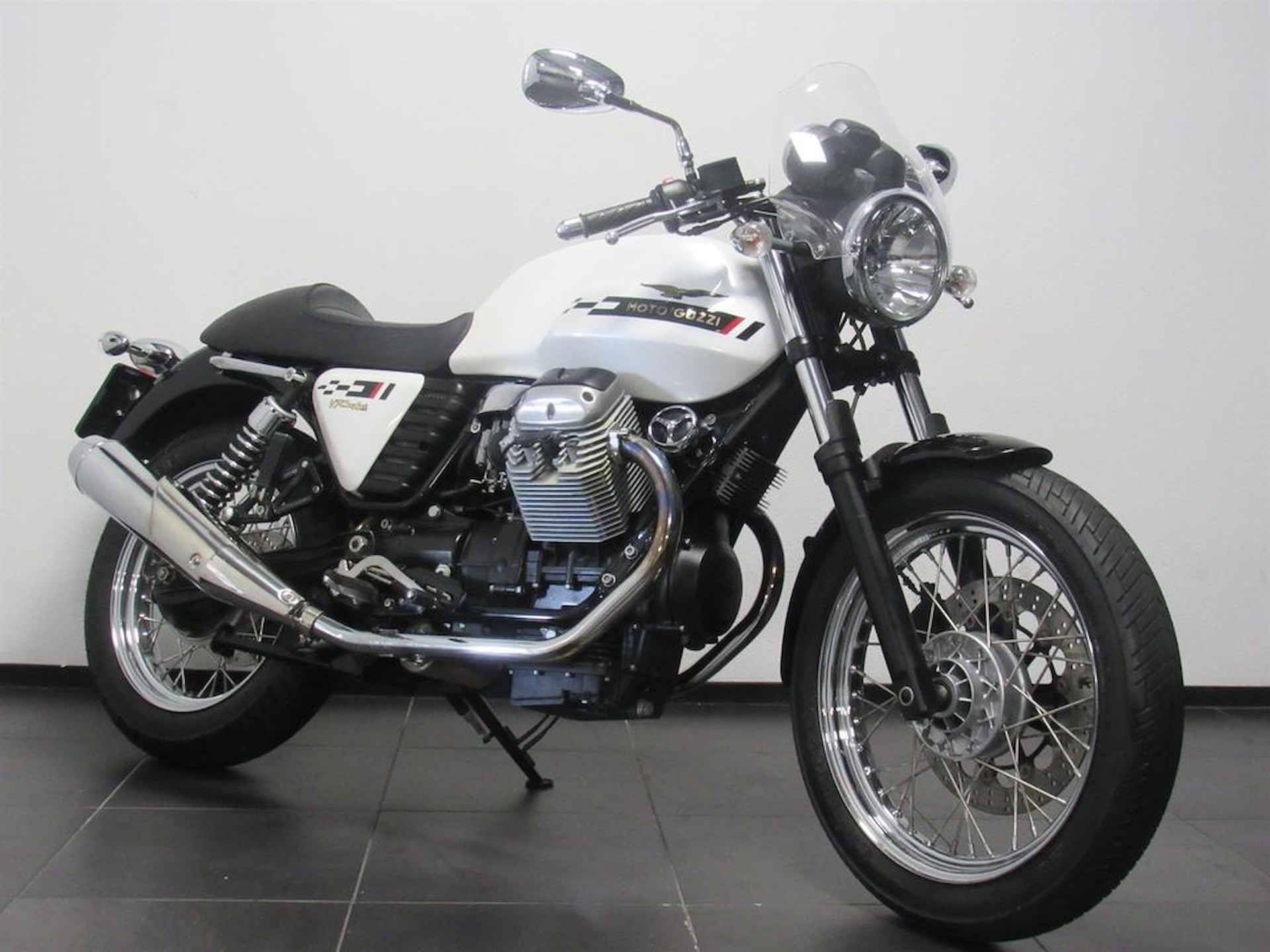 Moto Guzzi V7 CAFE CLASSIC - 2/15