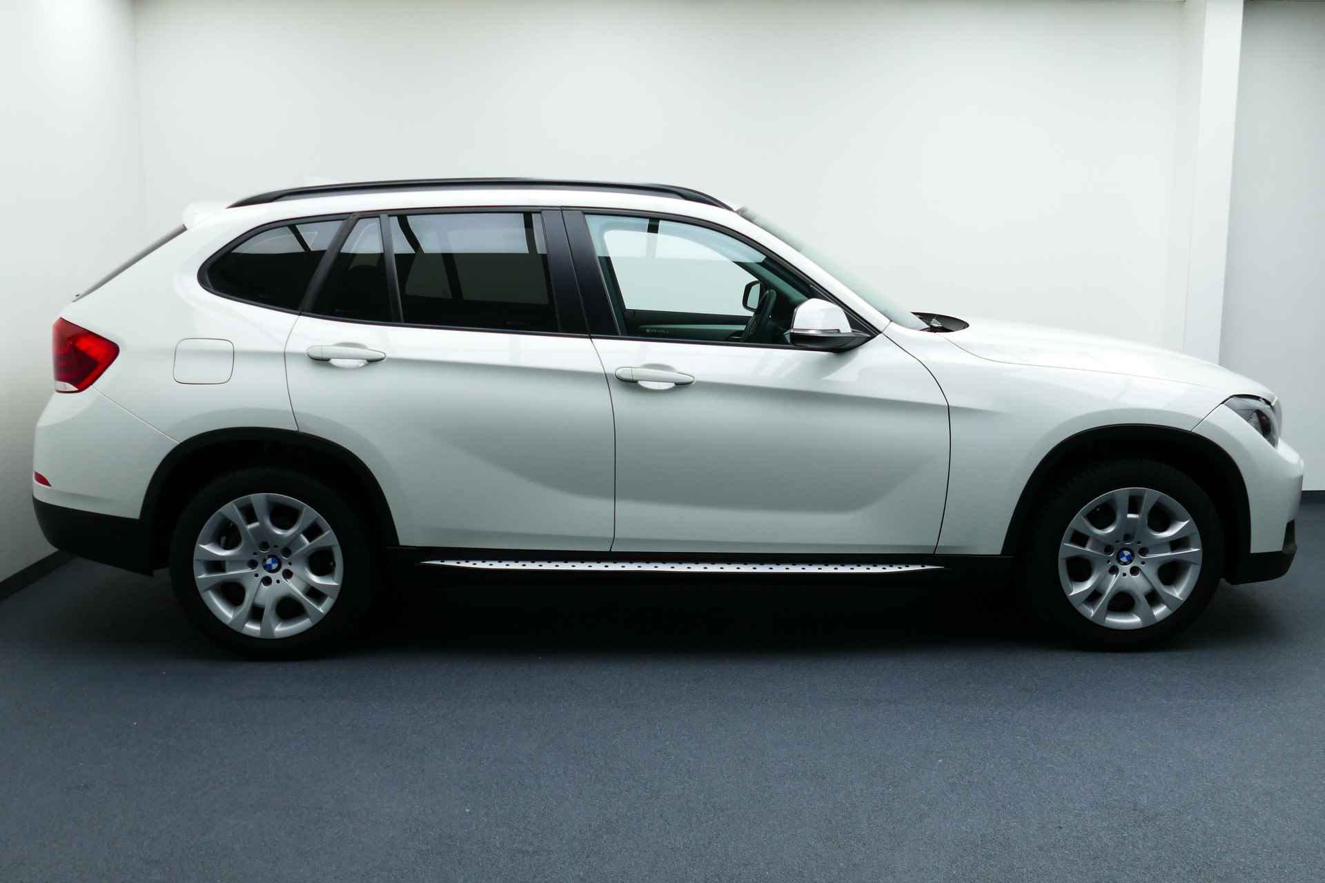 BMW X1 sDrive18i 150PK. Navi, Clima, Stoelverw, Park Sensors, Trekhaak Afn - 8/32