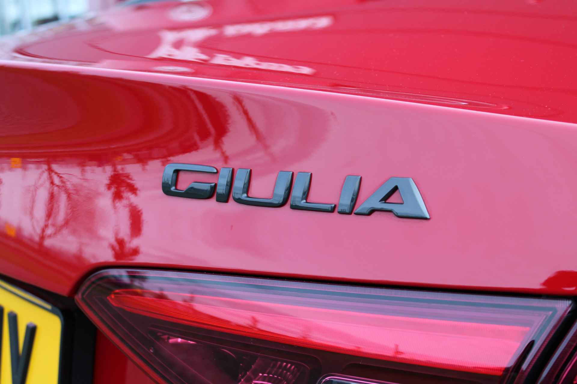 Alfa Romeo Giulia 2.0 T Estrema AWD 280 | Harman kardon | 19" Velgen | Leren dashboard | Uniek - 12/53