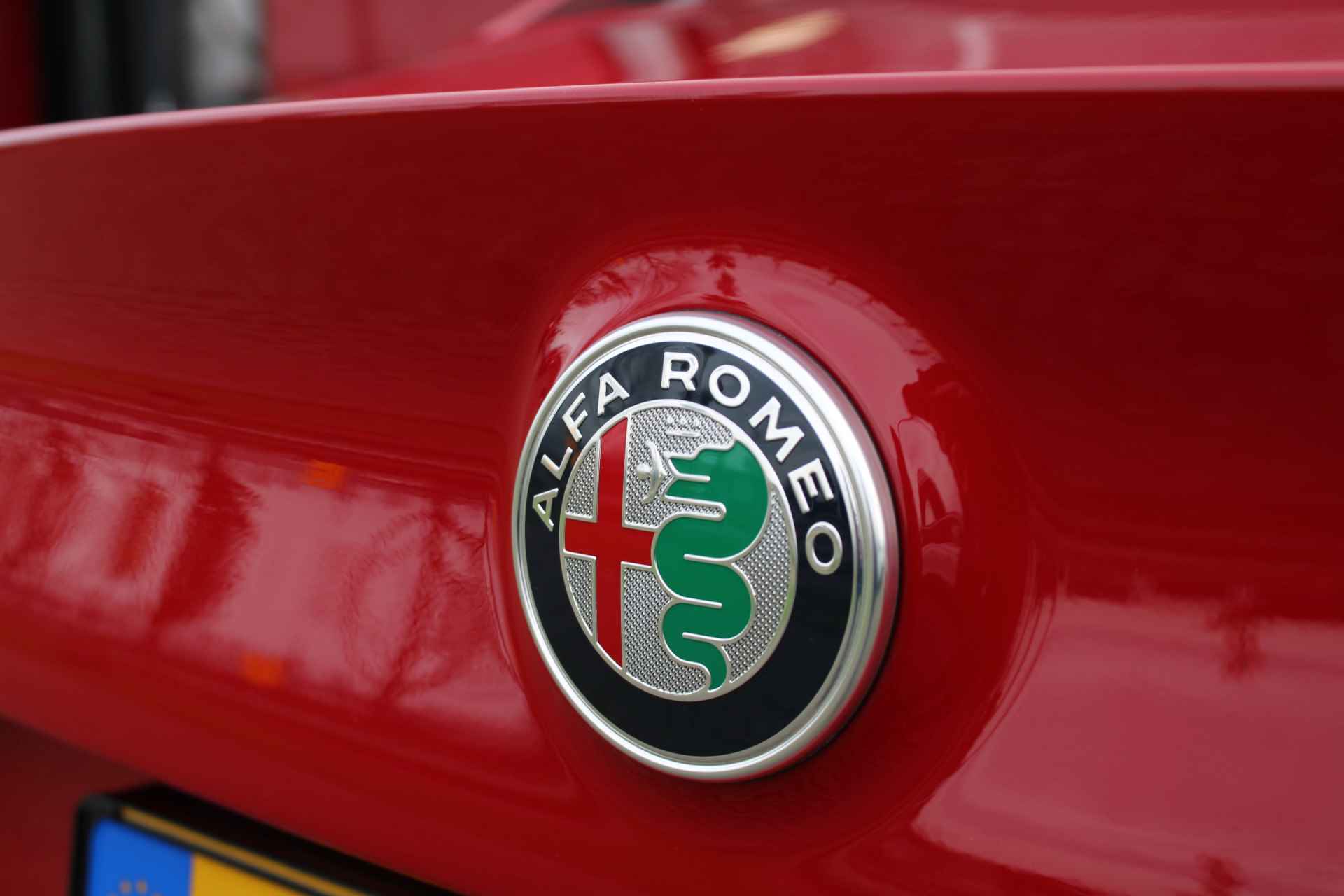 Alfa Romeo Giulia 2.0 T Estrema AWD 280 | Harman kardon | 19" Velgen | Leren dashboard | Uniek - 14/53