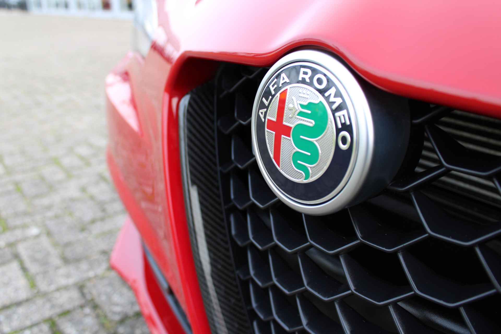 Alfa Romeo Giulia 2.0 T Estrema AWD 280 | Harman kardon | 19" Velgen | Leren dashboard | Uniek - 16/53