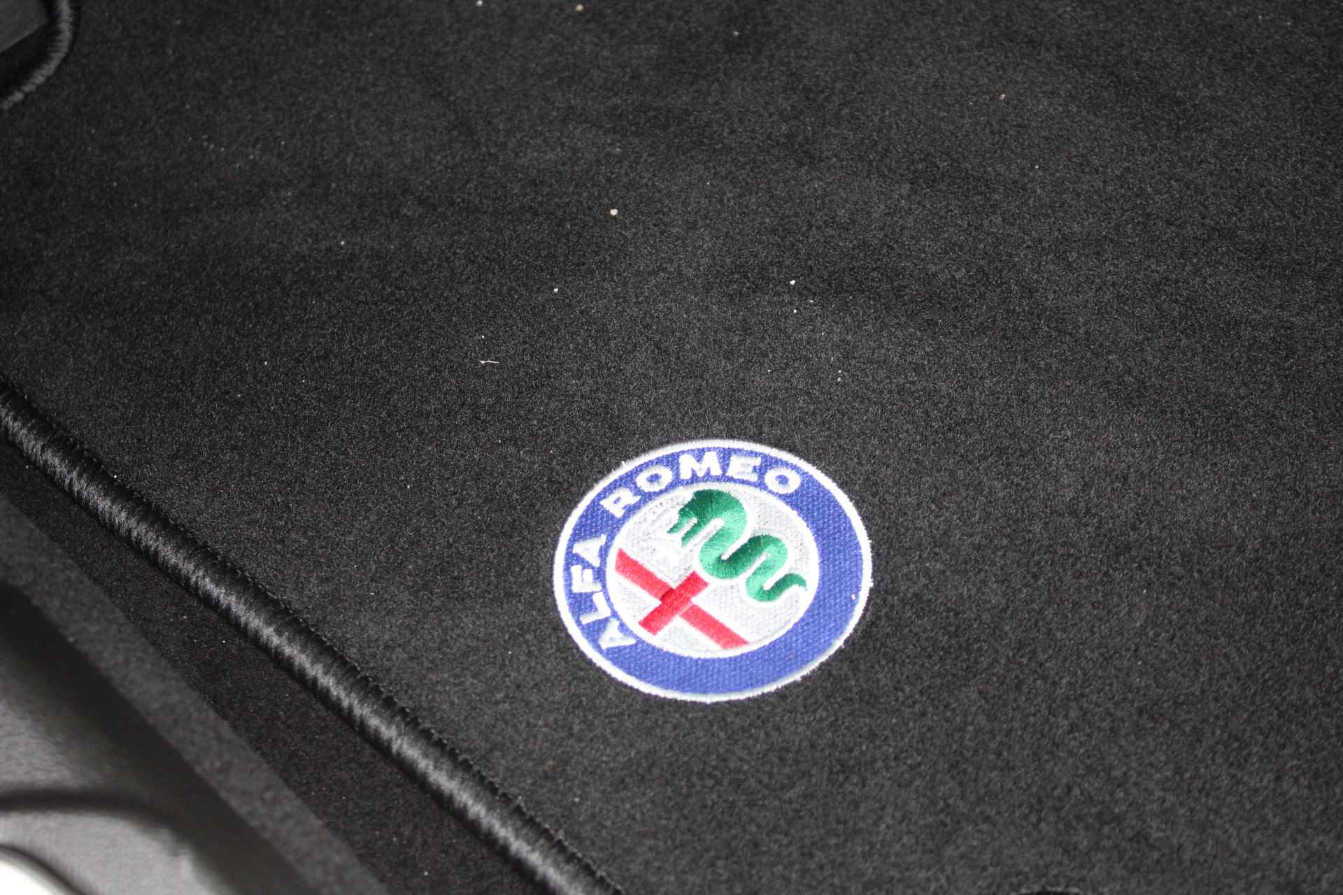 Alfa Romeo Giulia 2.0 T Estrema AWD 280 | Harman kardon | 19" Velgen | Leren dashboard | Uniek - 35/53