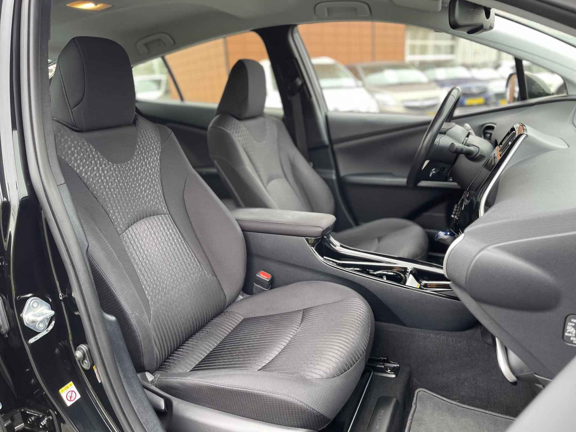 Toyota Prius 1.8 Executive | Trekhaak | Navigatie | Head-Up Display | Camera | Apple Carplay/Android Auto | Adapt. Cruise Control | Stoelverwarming | Rijklaarprijs! - 11/35