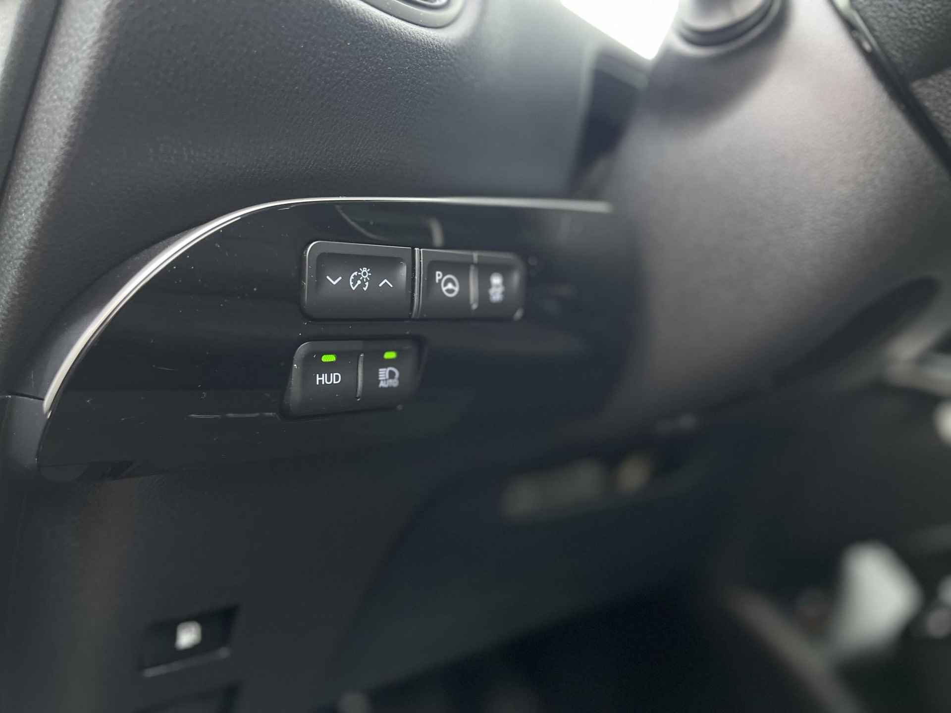 Toyota Prius 1.8 Executive | Trekhaak | Navigatie | Head-Up Display | Camera | Apple Carplay/Android Auto | Adapt. Cruise Control | Stoelverwarming | Rijklaarprijs! - 28/35