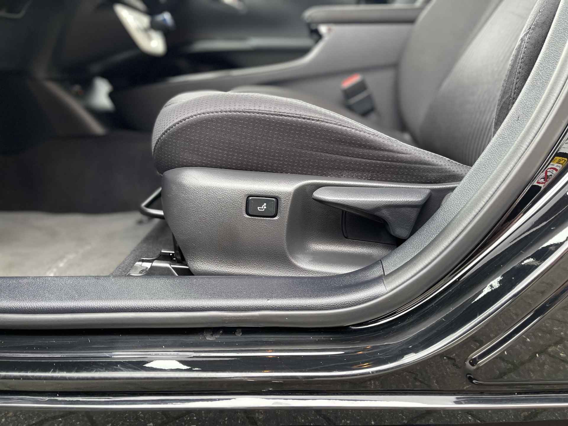 Toyota Prius 1.8 Executive | Trekhaak | Navigatie | Head-Up Display | Camera | Apple Carplay/Android Auto | Adapt. Cruise Control | Stoelverwarming | Rijklaarprijs! - 29/35