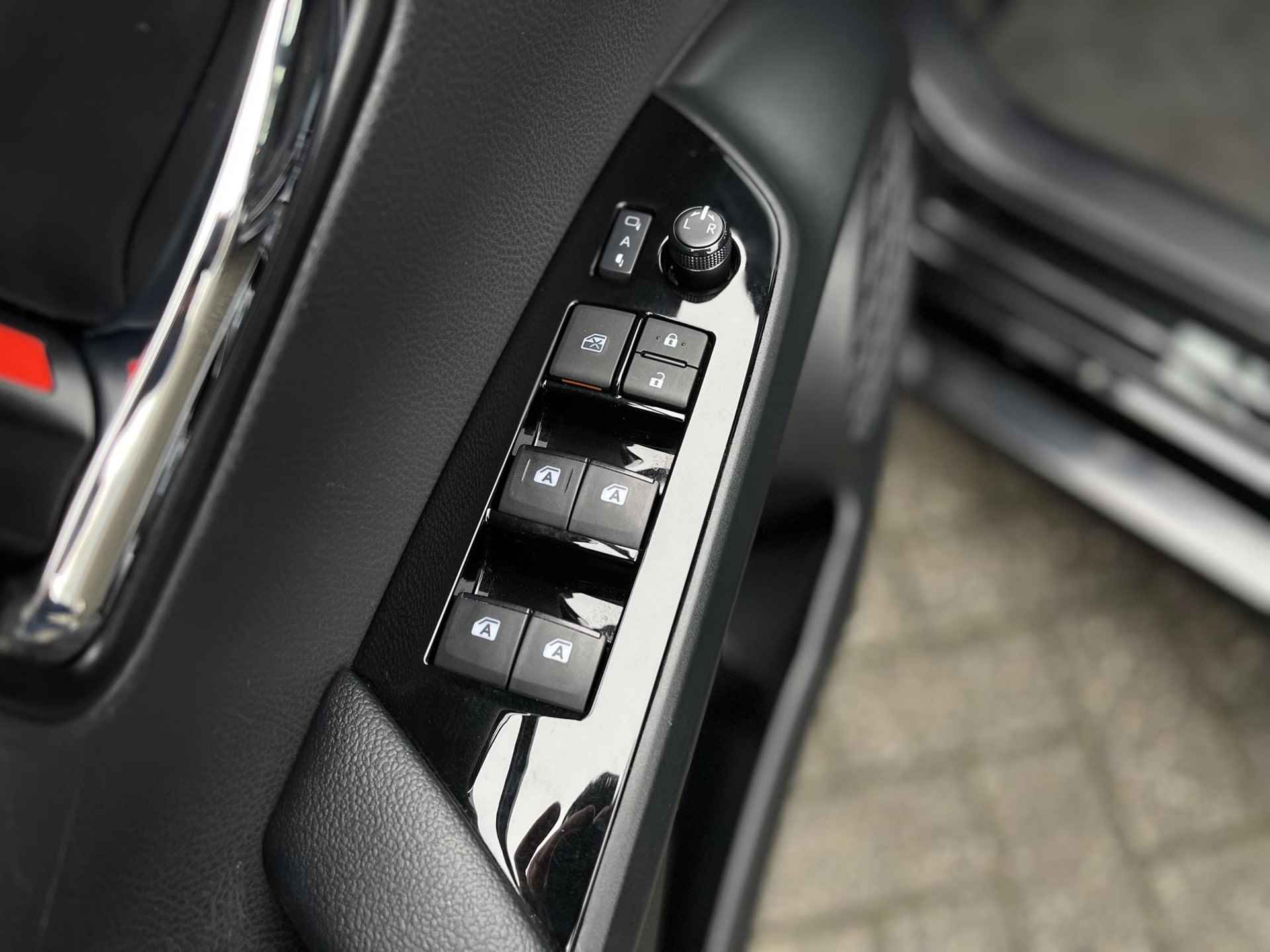 Toyota Prius 1.8 Executive | Trekhaak | Navigatie | Head-Up Display | Camera | Apple Carplay/Android Auto | Adapt. Cruise Control | Stoelverwarming | Rijklaarprijs! - 30/35
