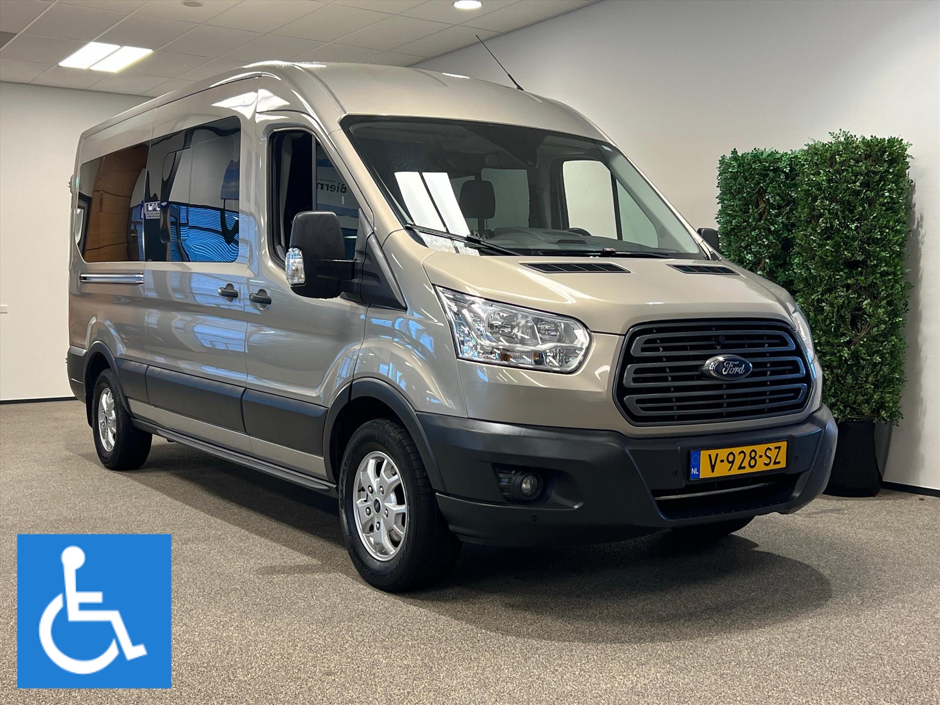 Ford Transit L2H2 Rolstoelbus (airco) + Luchtvering bij viaBOVAG.nl