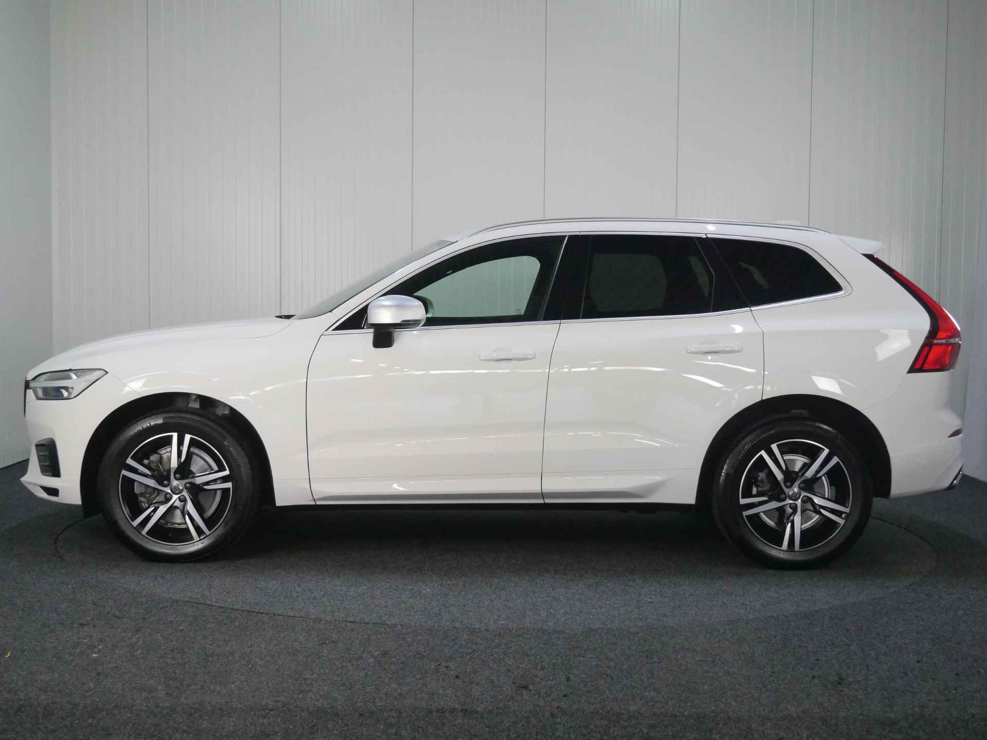 Volvo XC60 T5 AUT8 250PK R-Design, Dodehoek detectie, Parkeersensor voor, Elektrisch bedienbare achterklep, Trekhaak uitklapbaar, Rijstrooksensor met correctie - 2/44