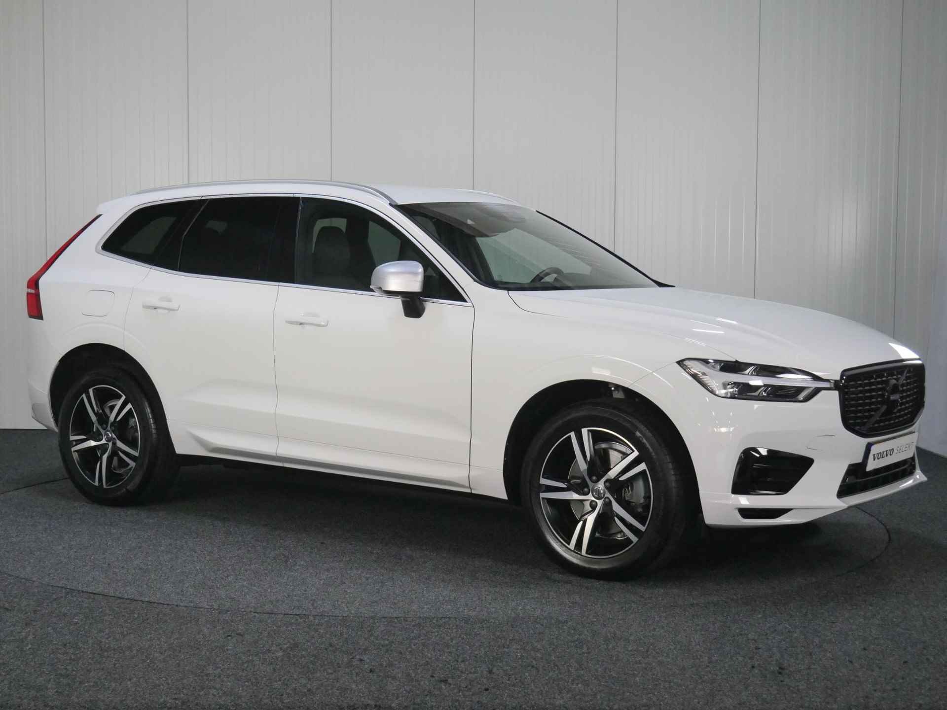 Volvo XC60 T5 AUT8 250PK R-Design, Dodehoek detectie, Parkeersensor voor, Elektrisch bedienbare achterklep, Trekhaak uitklapbaar, Rijstrooksensor met correctie - 8/44