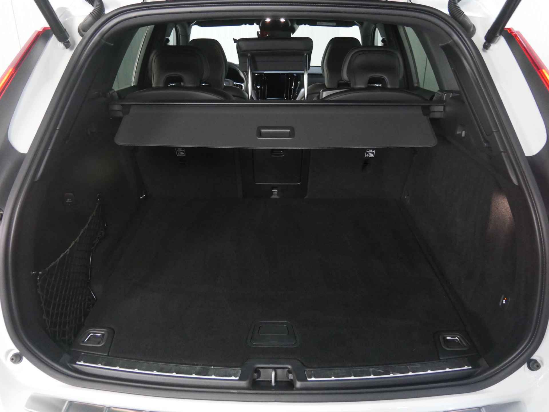 Volvo XC60 T5 AUT8 250PK R-Design, Dodehoek detectie, Parkeersensor voor, Elektrisch bedienbare achterklep, Trekhaak uitklapbaar, Rijstrooksensor met correctie - 12/44